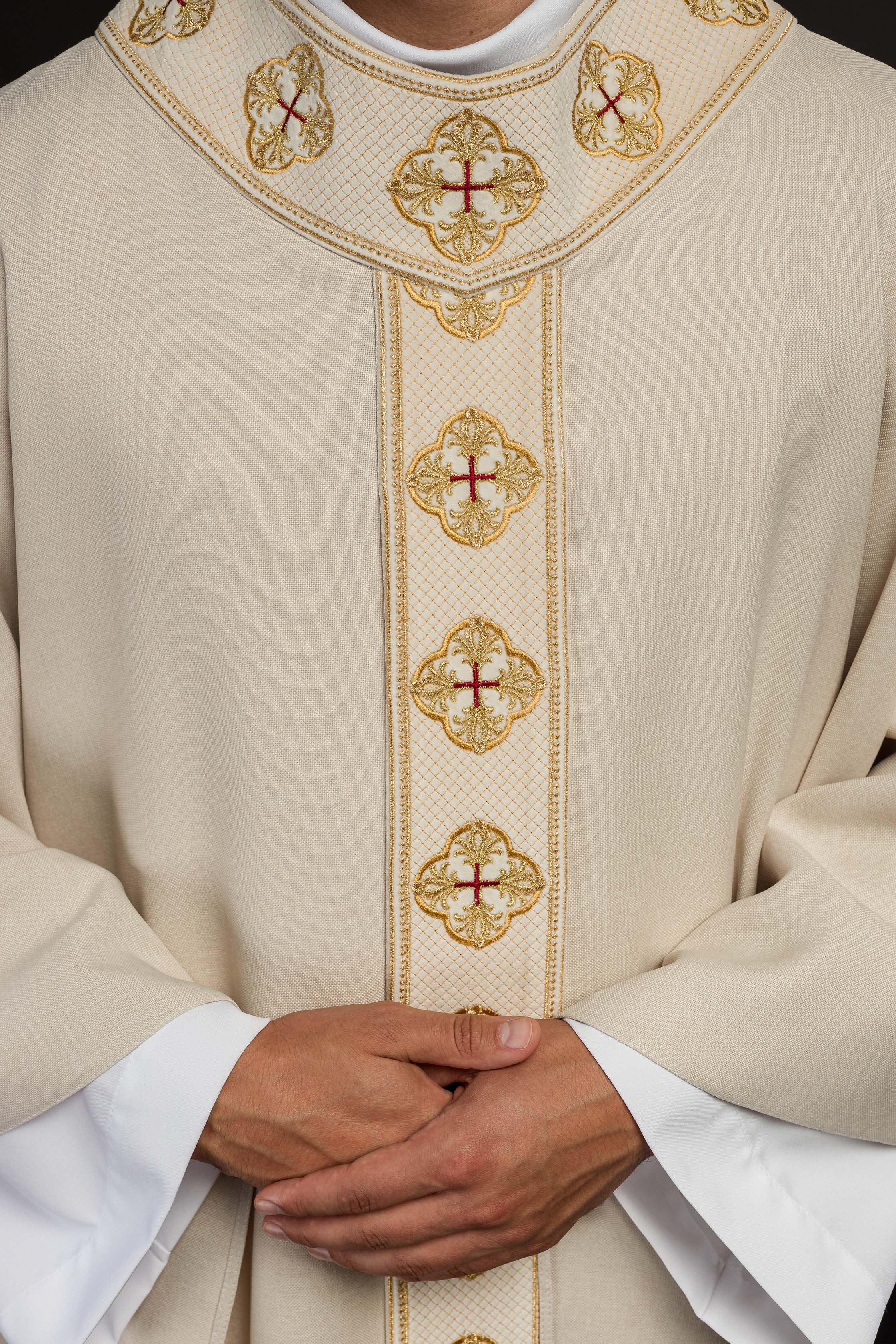 Casula creme com faixa e gola bordadas com cruzes - chasubles.com.br