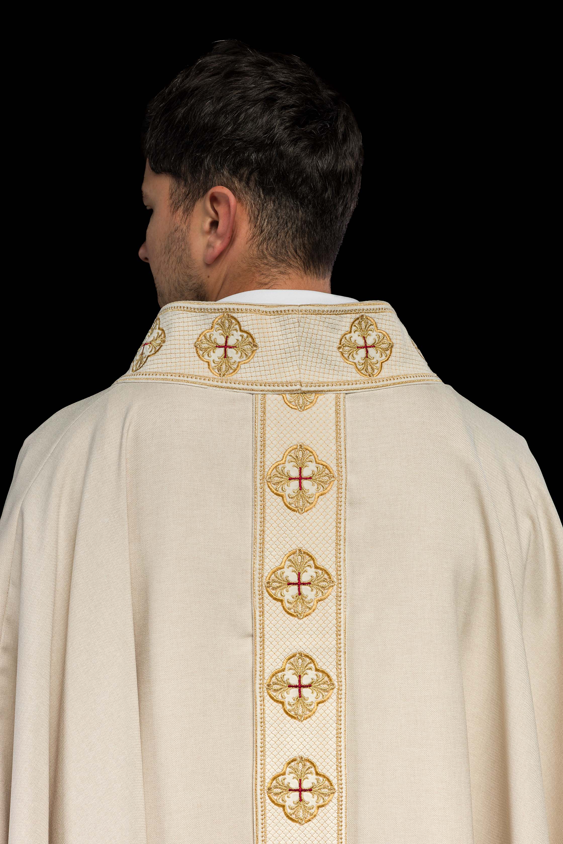 Casula creme com faixa e gola bordadas com cruzes - chasubles.com.br
