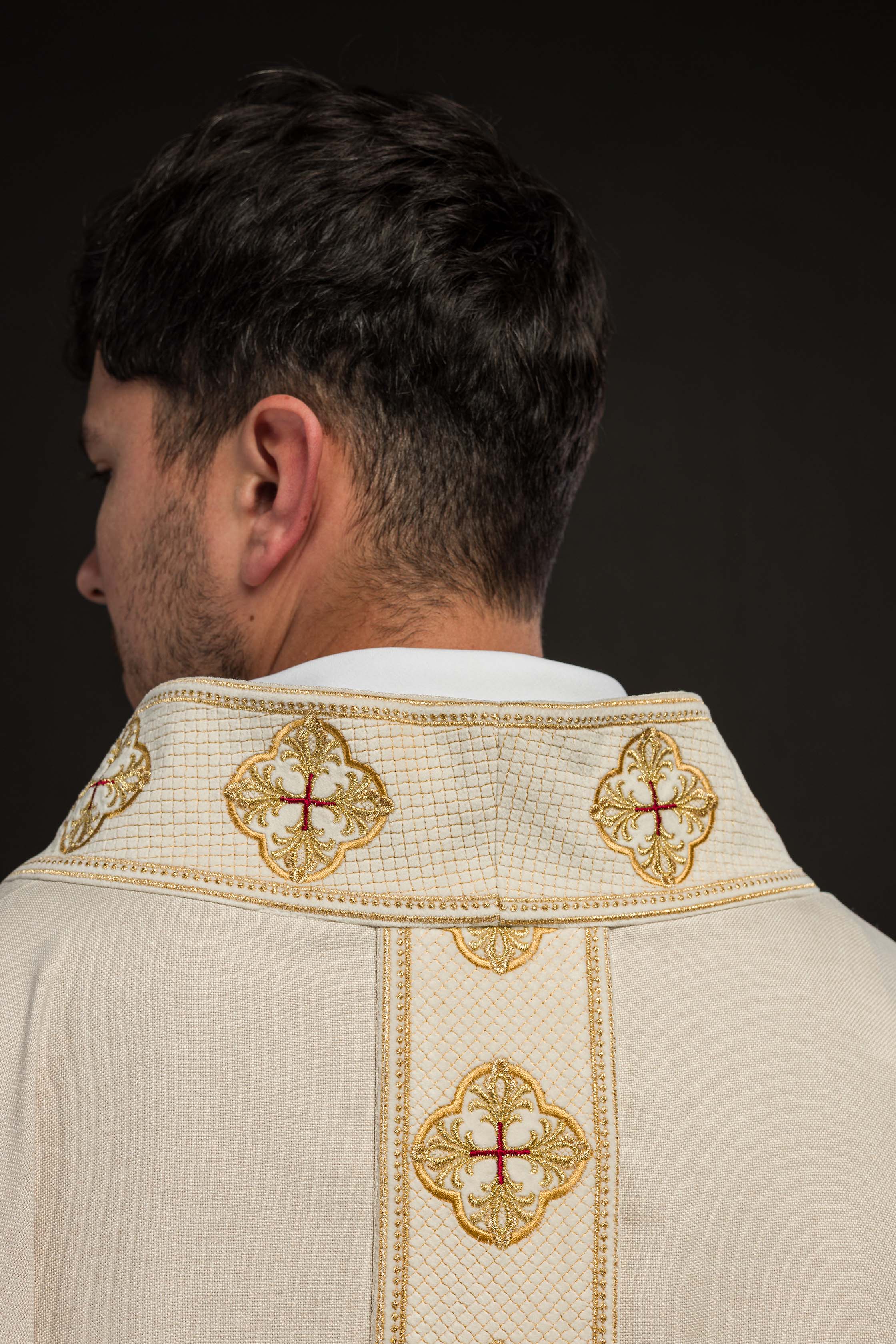 Casula creme com faixa e gola bordadas com cruzes - chasubles.com.br