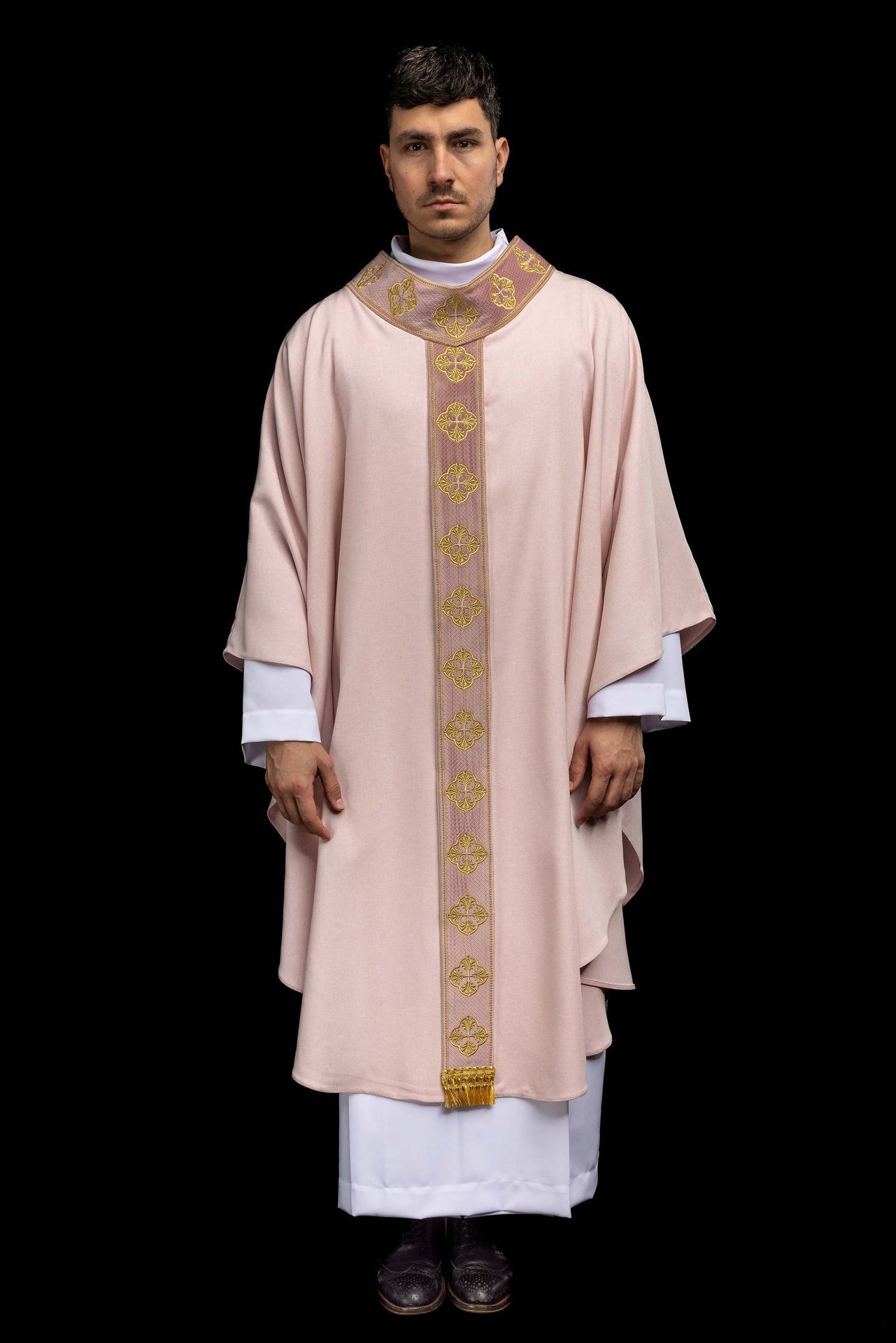 Casula rosa com faixa e gola bordadas com cruzes - chasubles.com.br