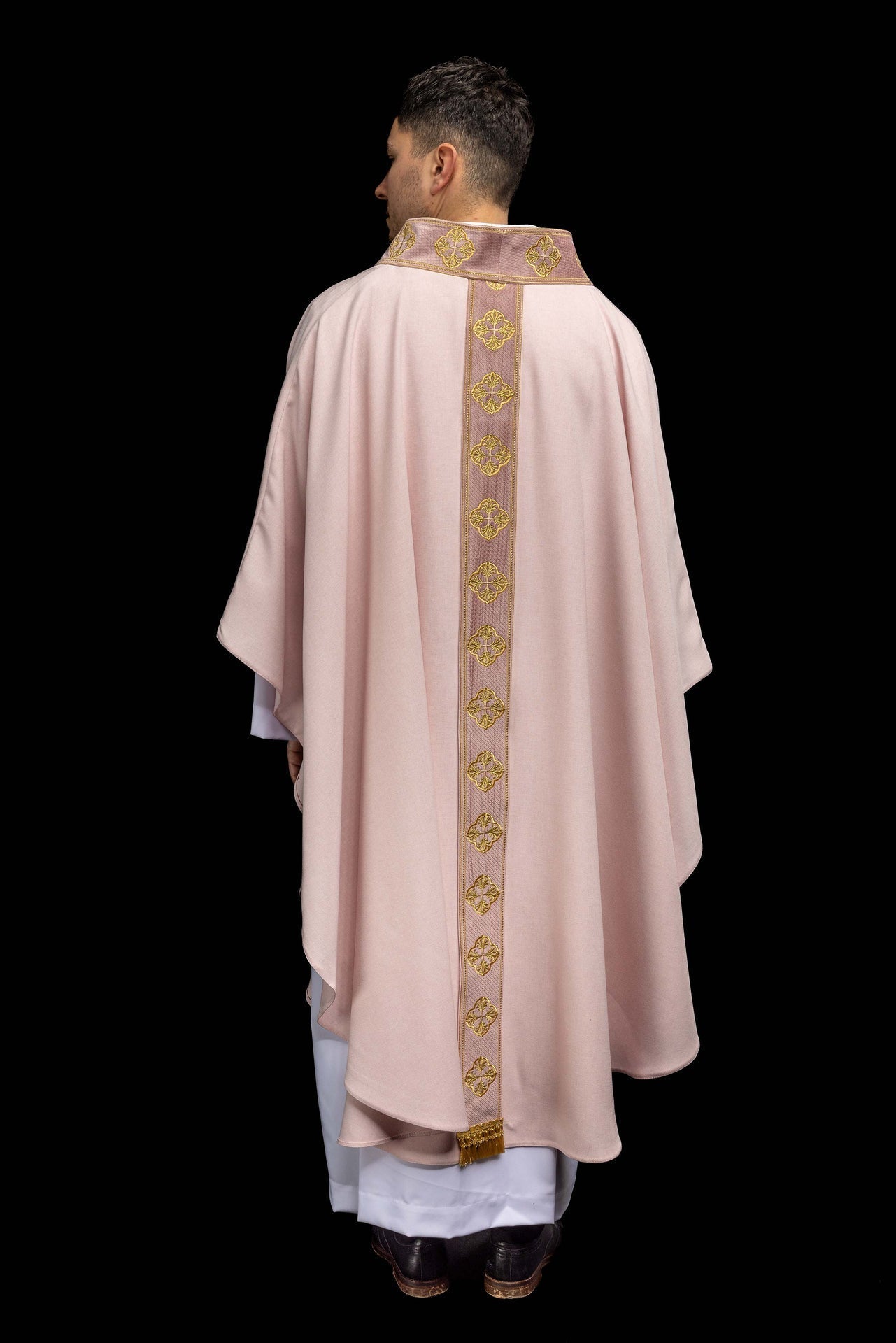 Casula rosa com faixa e gola bordadas com cruzes - chasubles.com.br