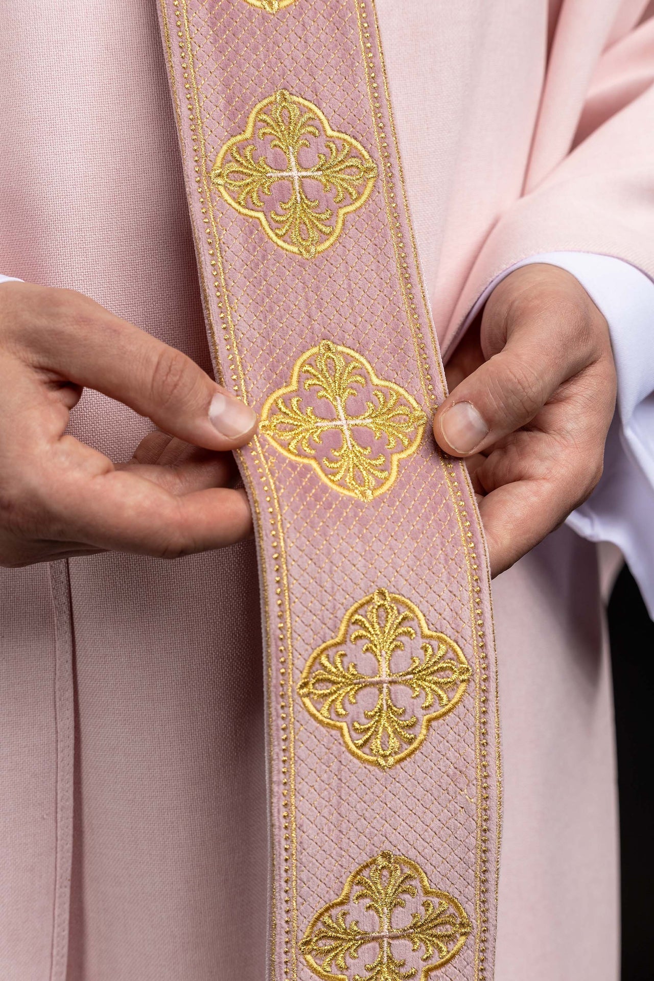 Casula rosa com faixa e gola bordadas com cruzes - chasubles.com.br