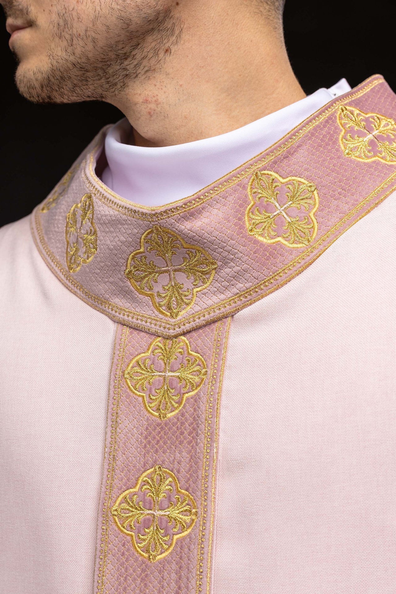 Casula rosa com faixa e gola bordadas com cruzes - chasubles.com.br
