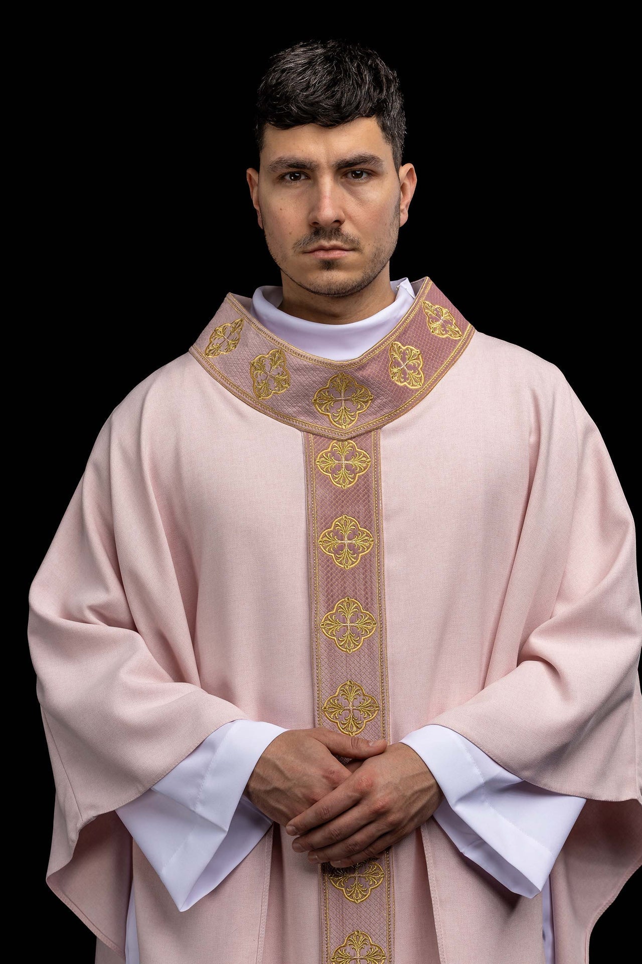 Casula rosa com faixa e gola bordadas com cruzes - chasubles.com.br