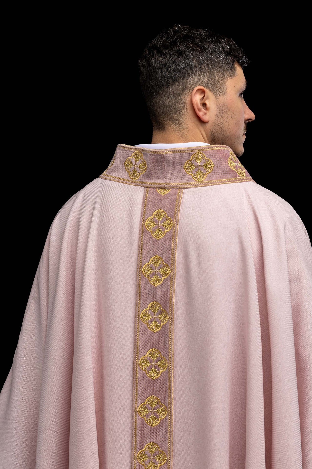 Casula rosa com faixa e gola bordadas com cruzes - chasubles.com.br