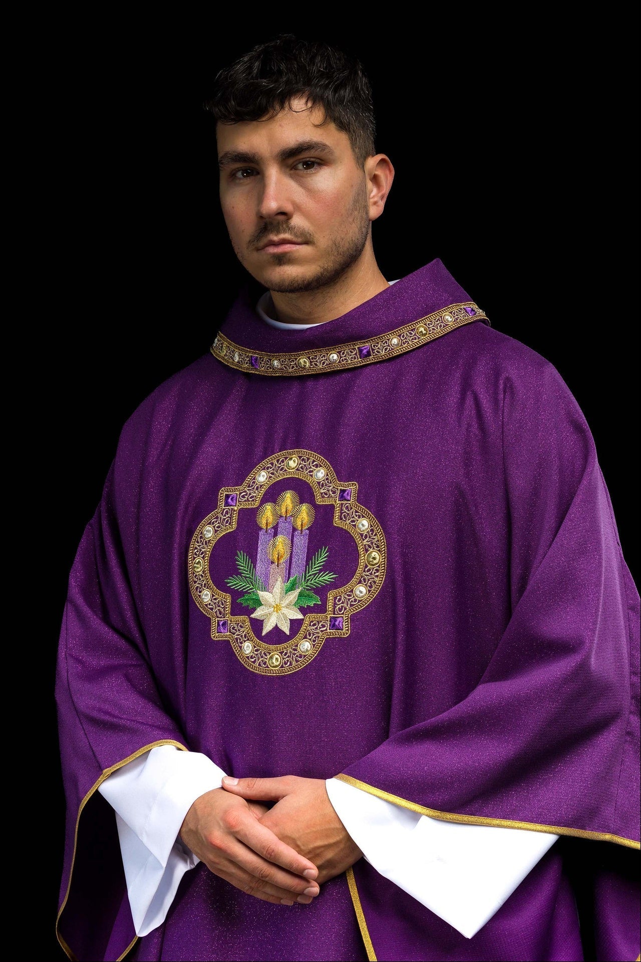 Casula roxa bordada para o Advento em tecido brilhante
