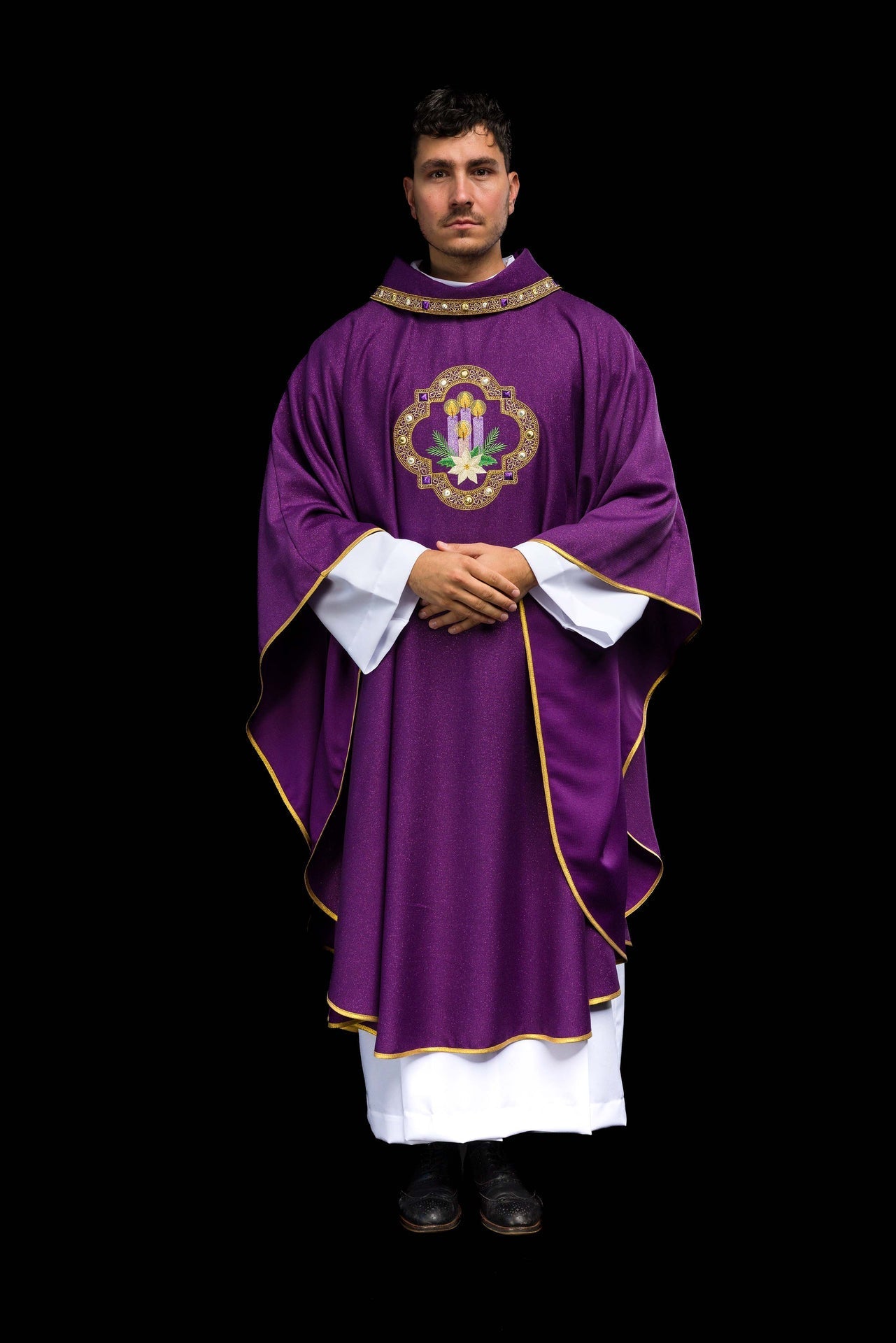 Casula roxa bordada para o Advento em tecido brilhante