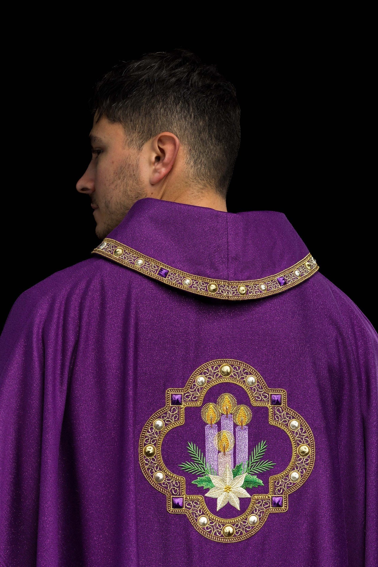 Casula roxa bordada para o Advento em tecido brilhante