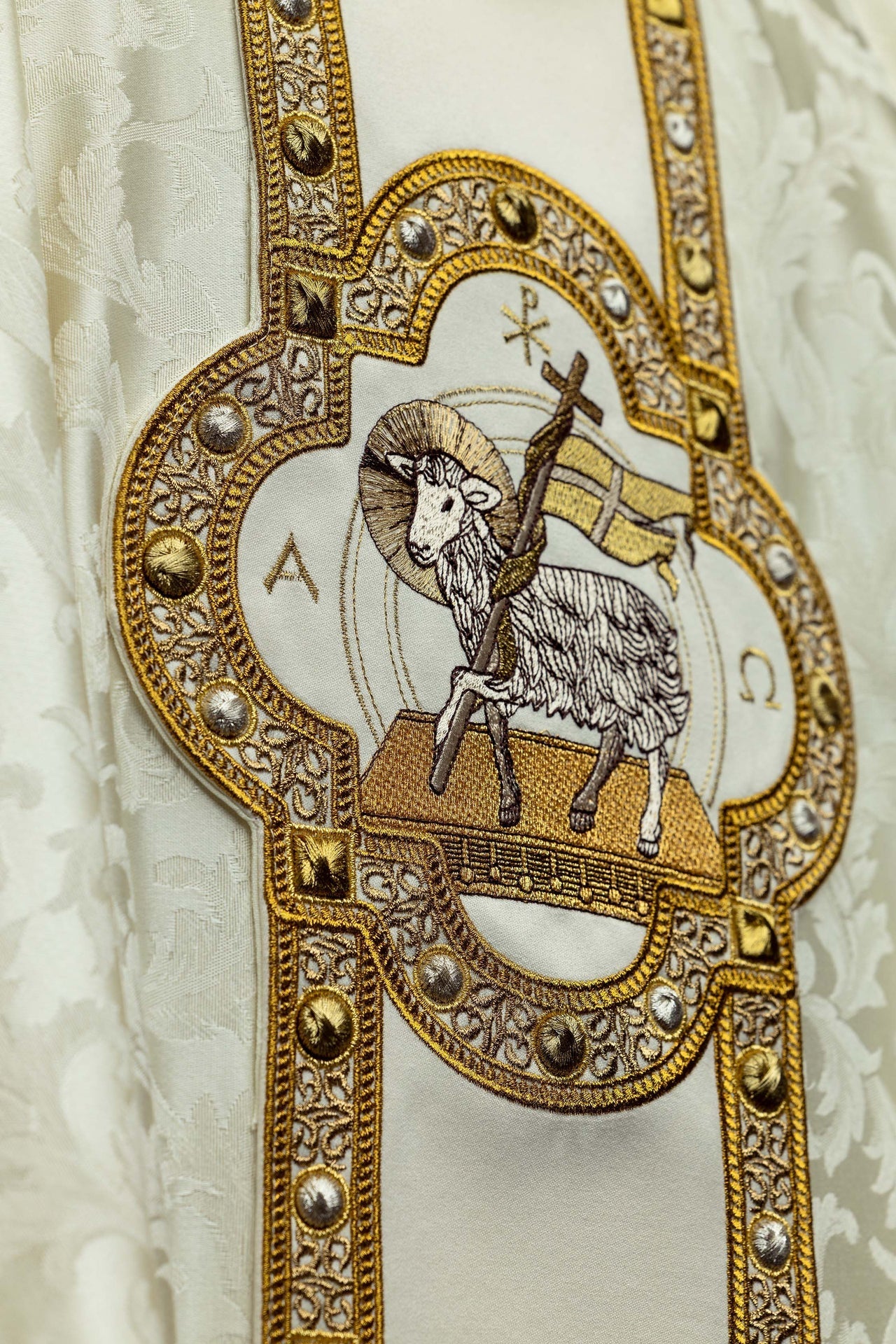 Casula com faixa e bordado do Cordeiro pascal em tecido jacquard