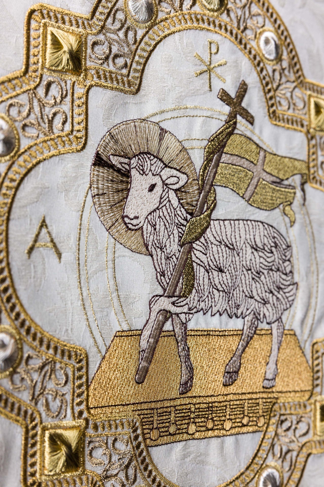 Pano para ambão com bordado de Cordeiro Pascal em tecido jacquard creme