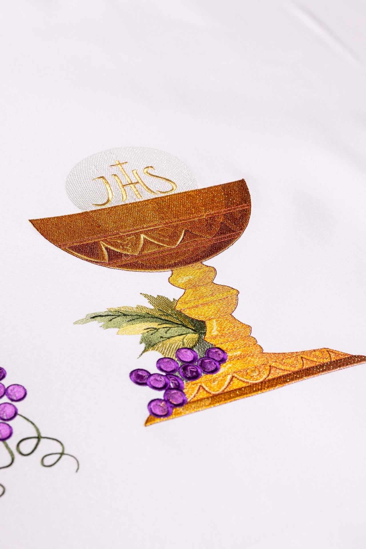 Toalha de altar com bordado frontal de Cálice IHS e uvas, confeccionada em tecido antimanchas.