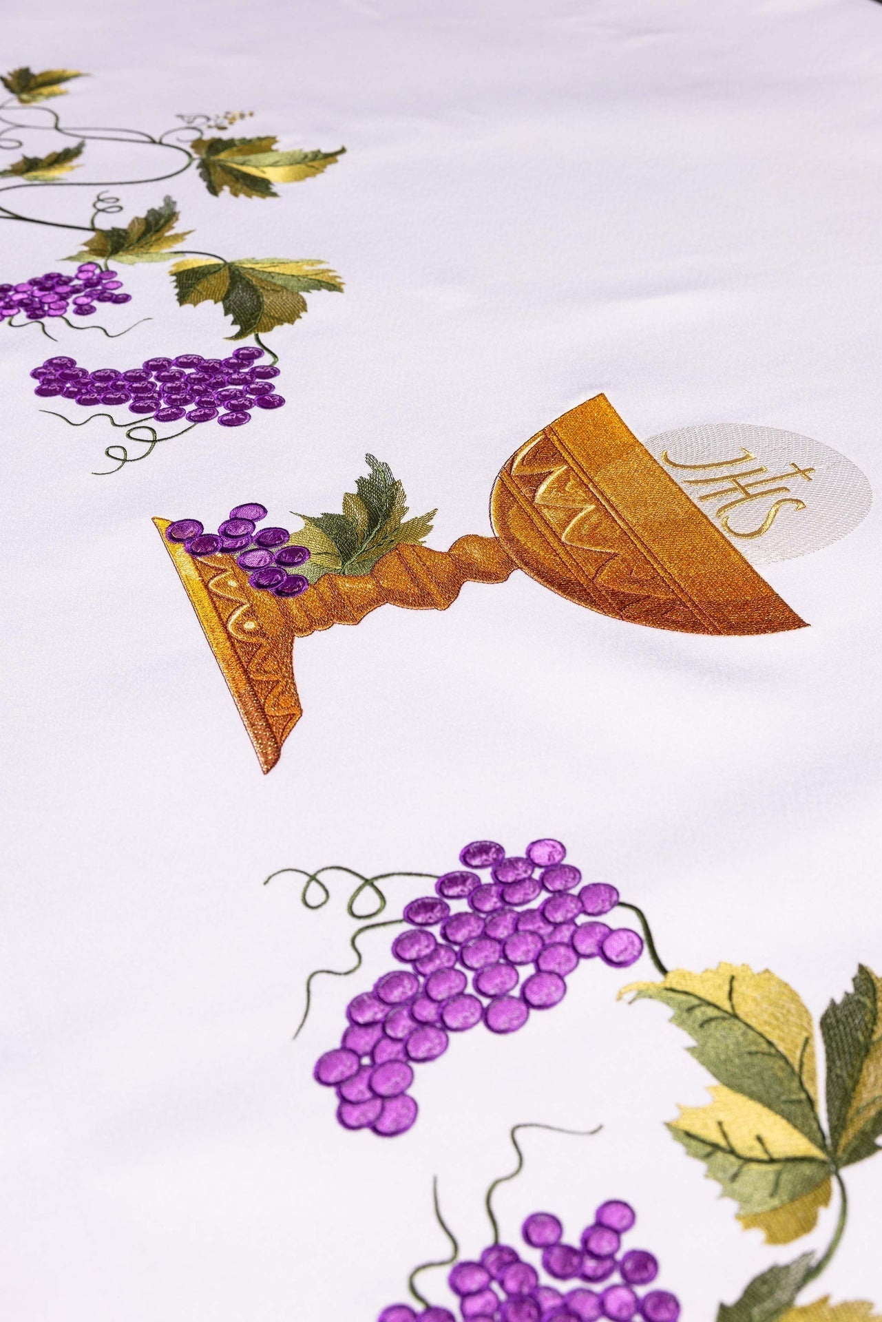 Toalha de altar com símbolo de cálice bordado