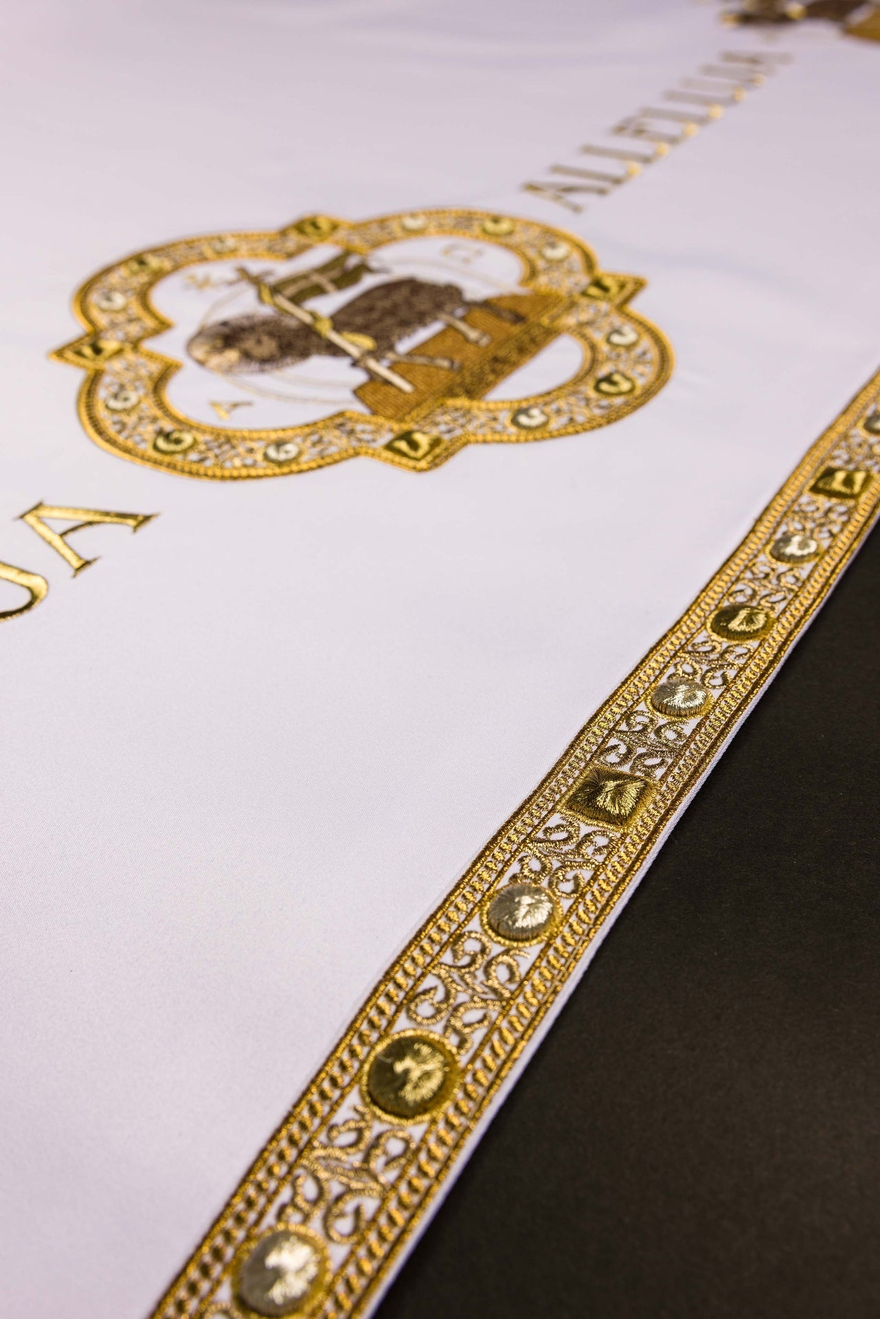 Toalha de altar branca com bordado do Cordeiro Pascal e 'Aleluia'