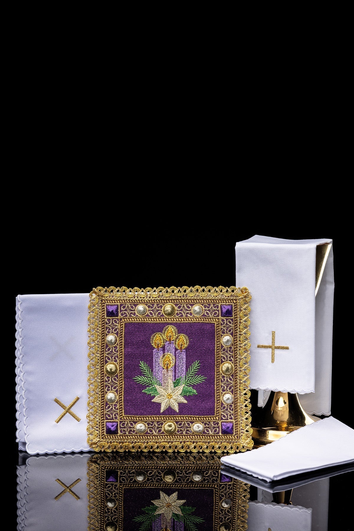 Conjunto de alfaias litúrgicas roxas para o Advento: pala com bordado de velas e moldura dourada, corporal, sanguíneo e manutérgio com bordado de cruz dourada