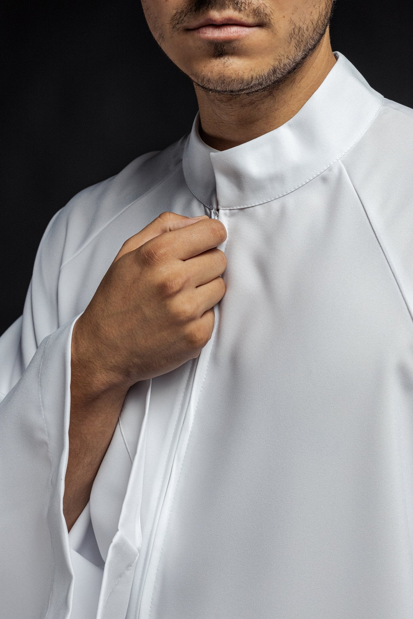 Alva sacerdotal branca com zíper frontal