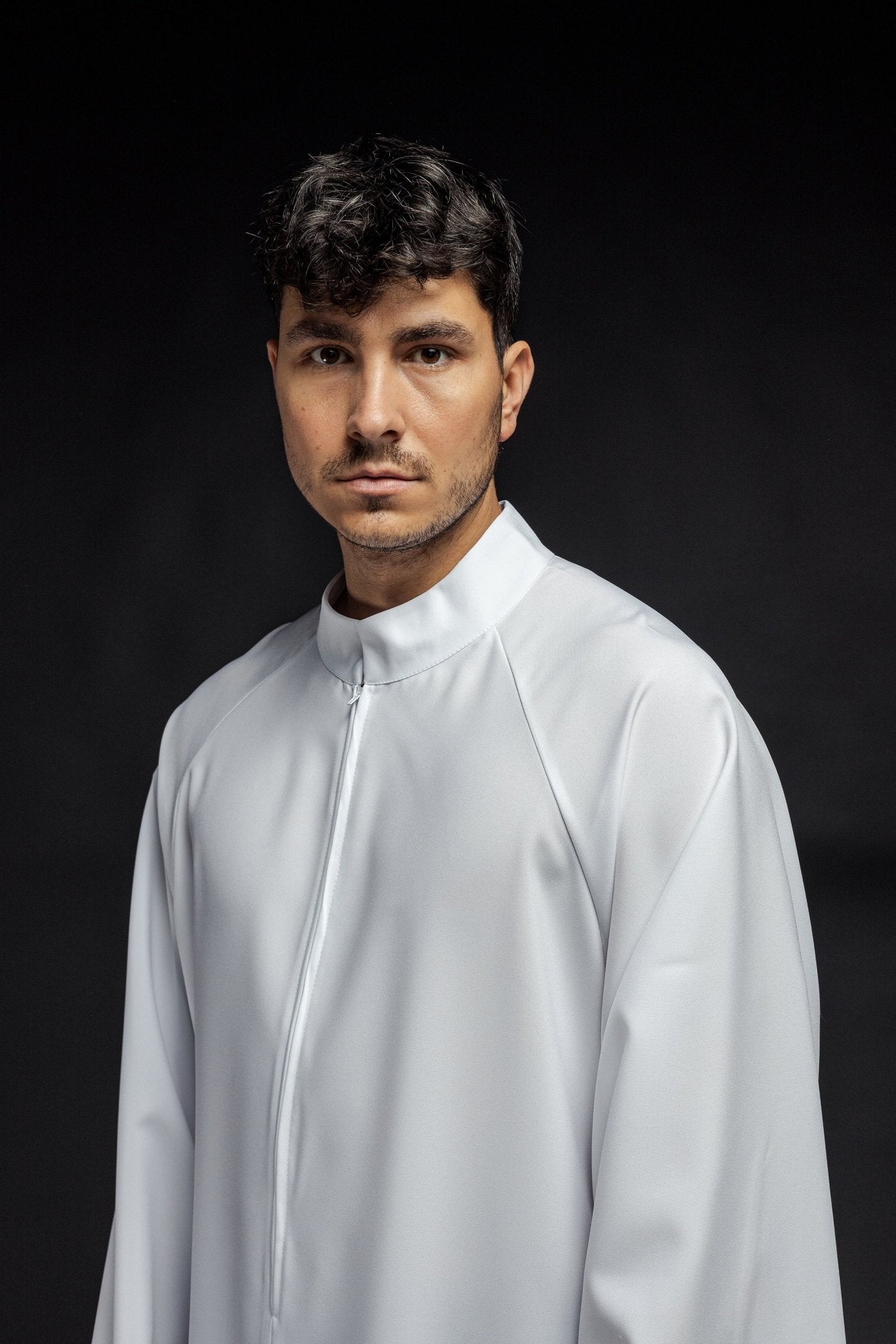 Alva sacerdotal branca com zíper frontal