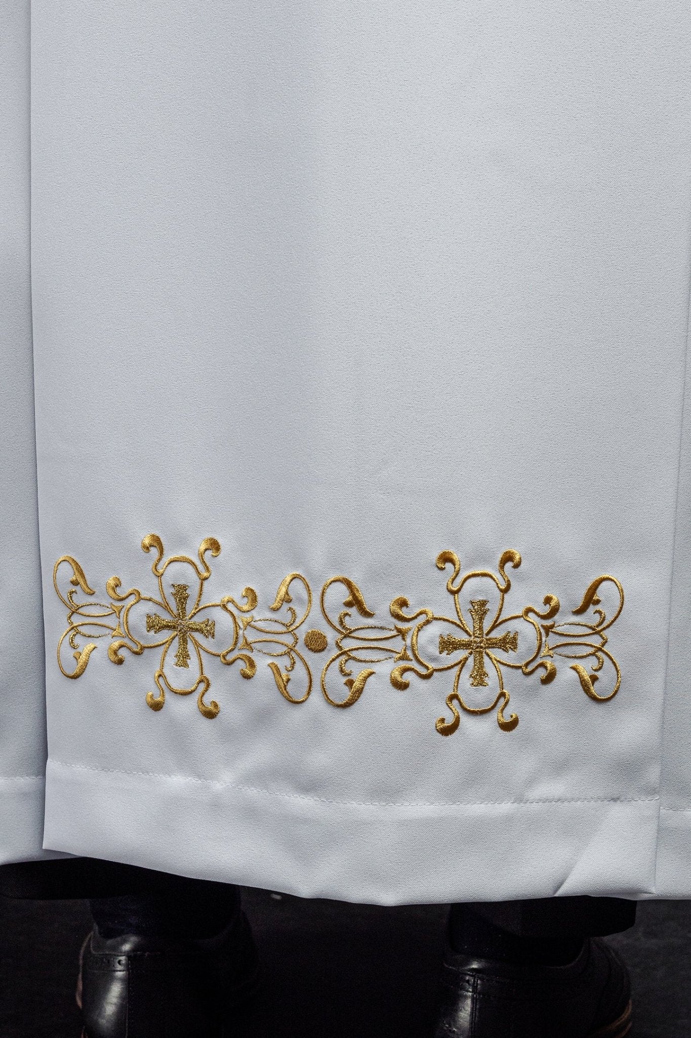 Alva sacerdotal branca com gola alta e bordado floral
