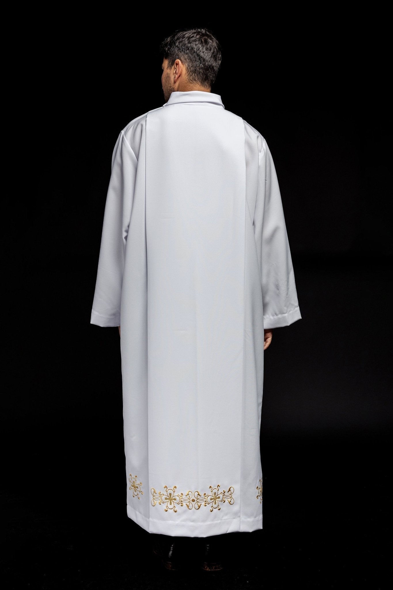 Alva sacerdotal branca com gola alta e bordado floral