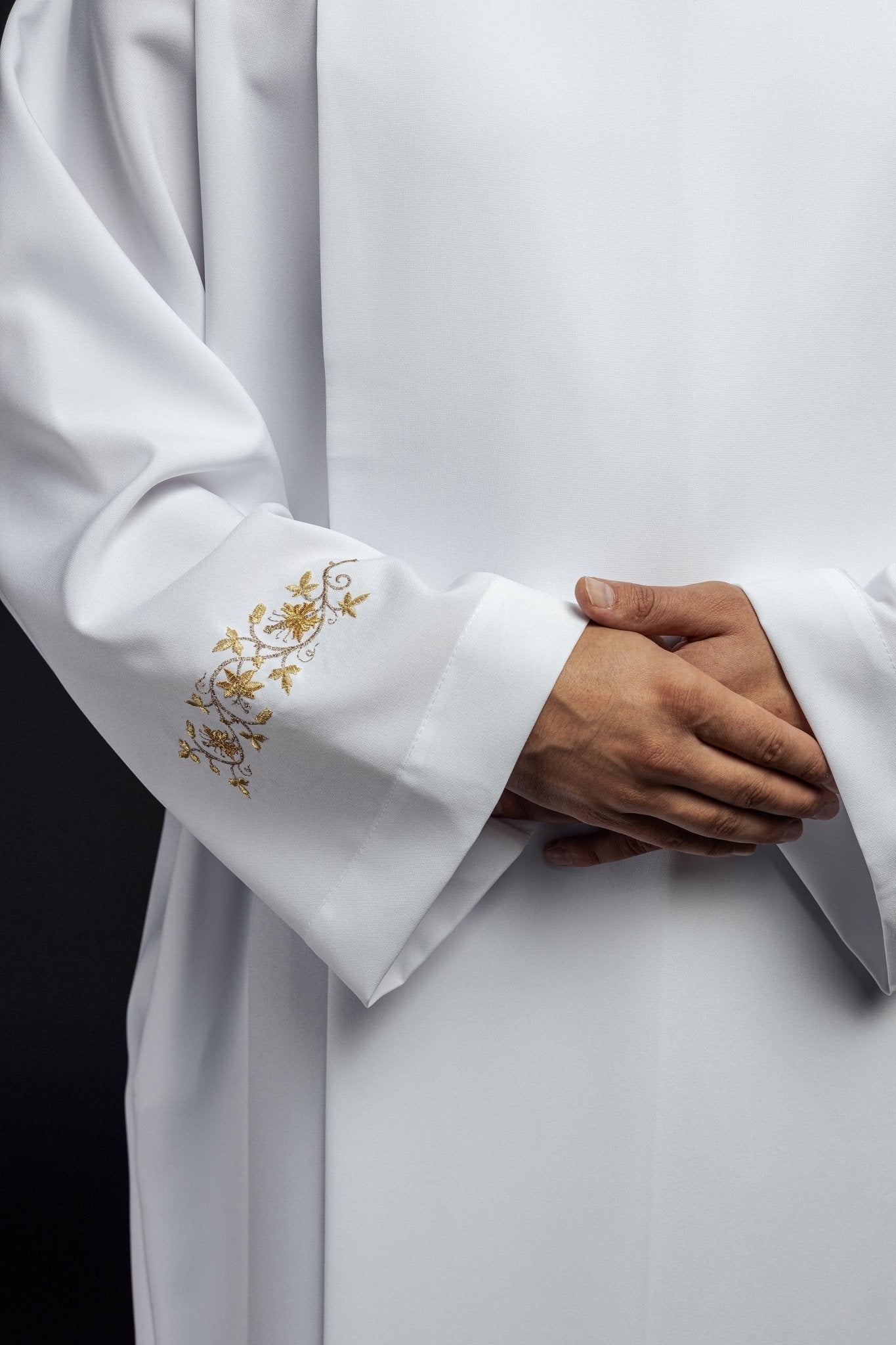 Alva sacerdotal bordada com gola alta branca