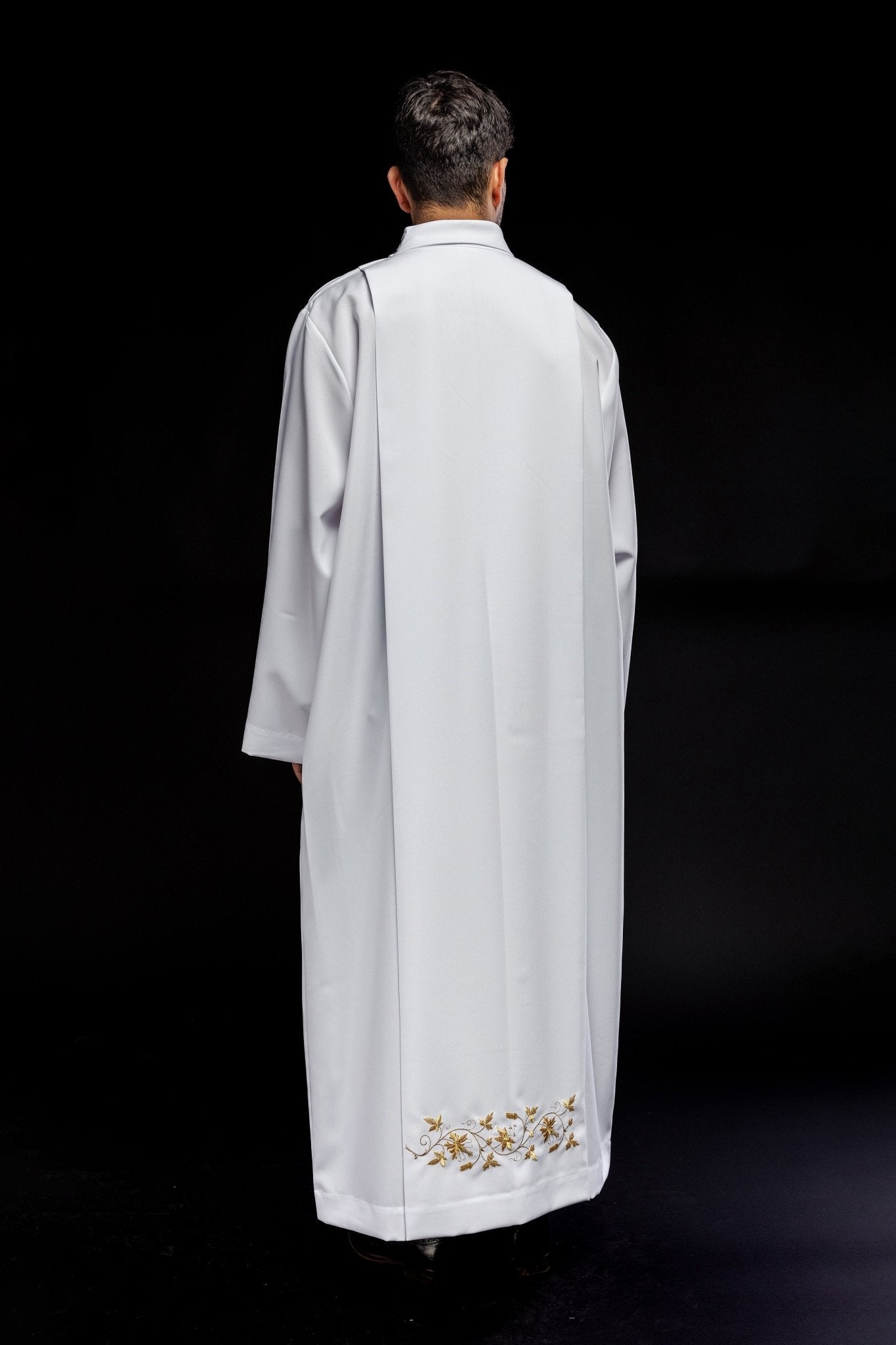 Alva sacerdotal bordada com gola alta branca