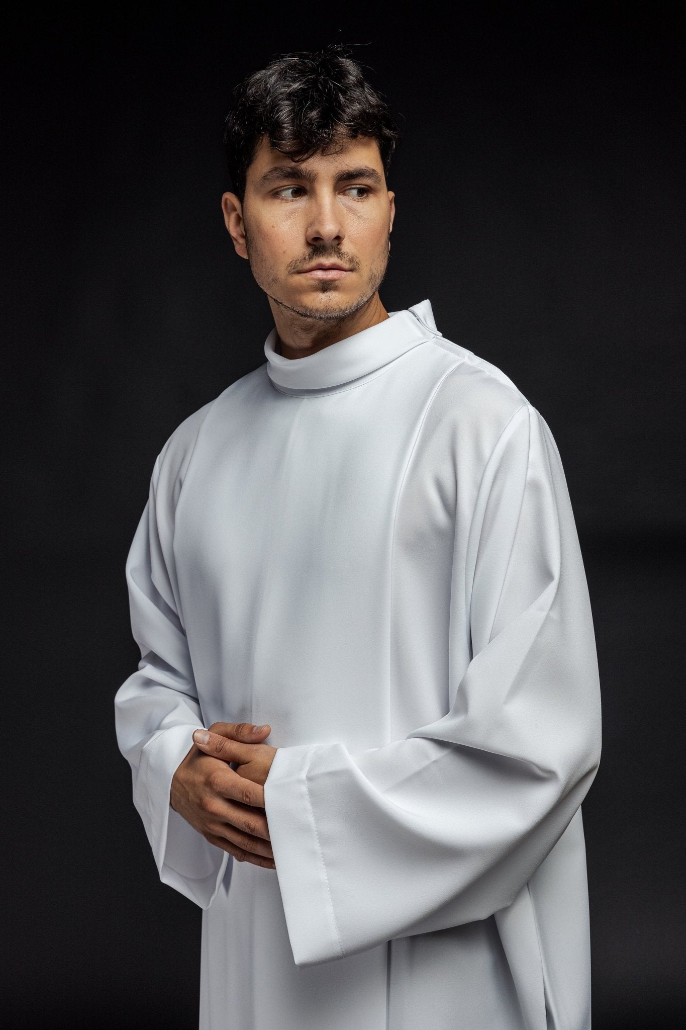 Alva sacerdotal lisa com gola alta branca