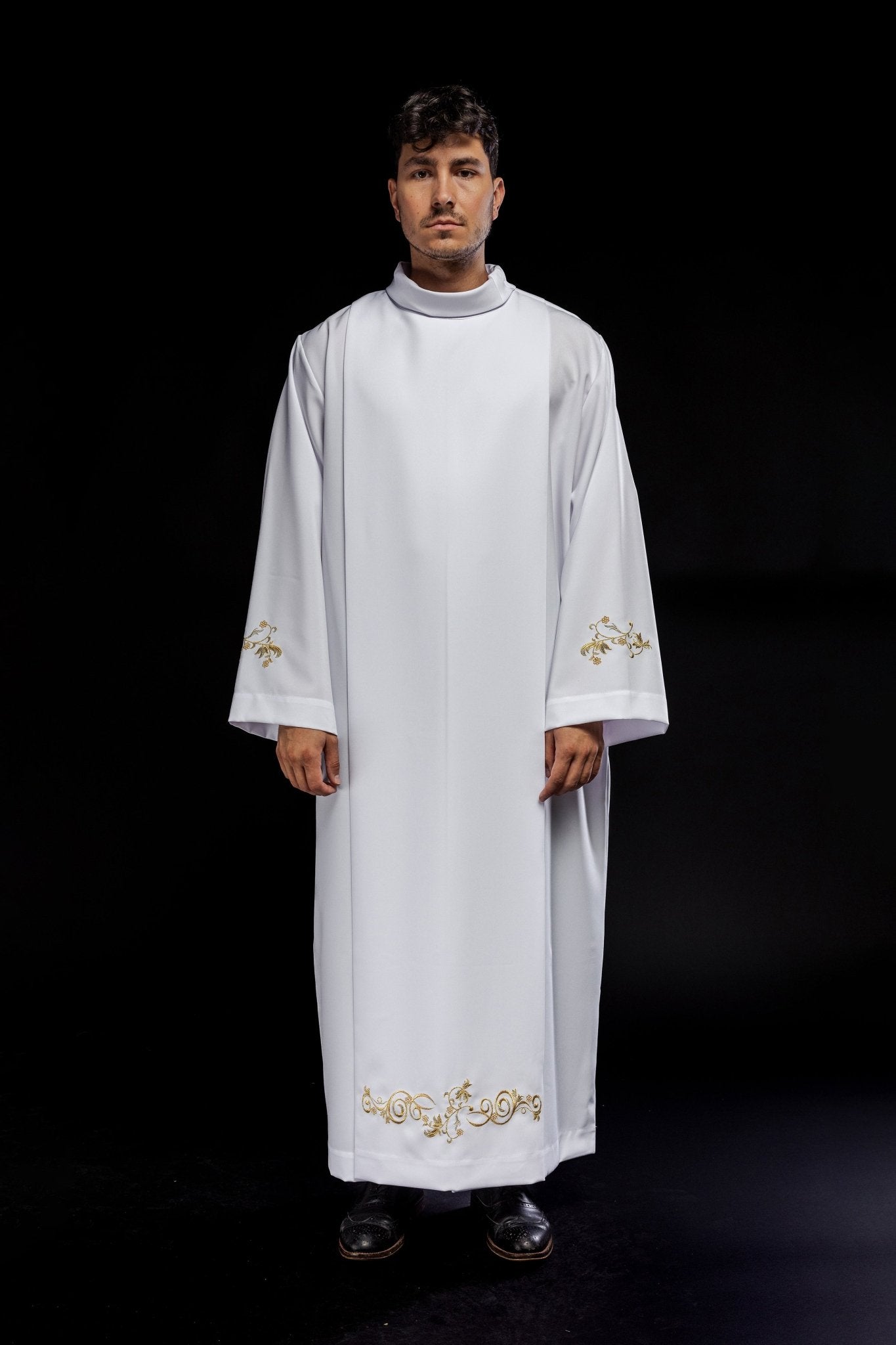 Alva sacerdotal lisa branca com gola alta e bordado decorativo