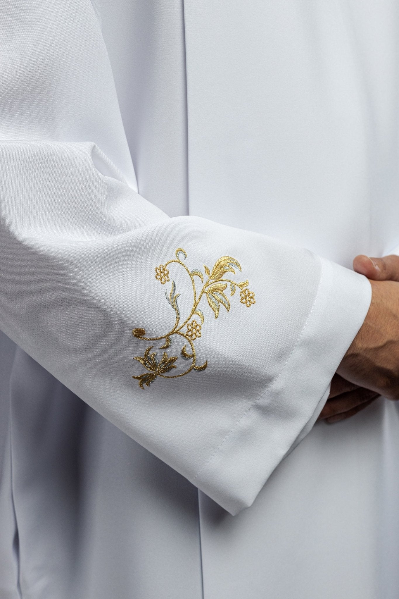Alva sacerdotal lisa branca com gola alta e bordado decorativo