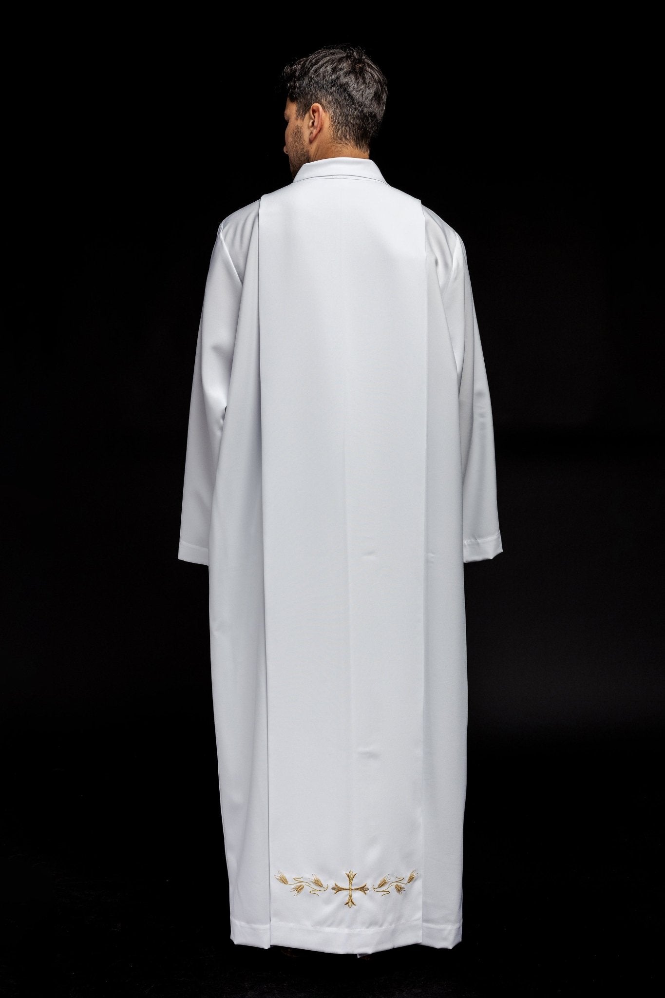 Alva sacerdotal branca lisa com gola alta e bordado de cruzes