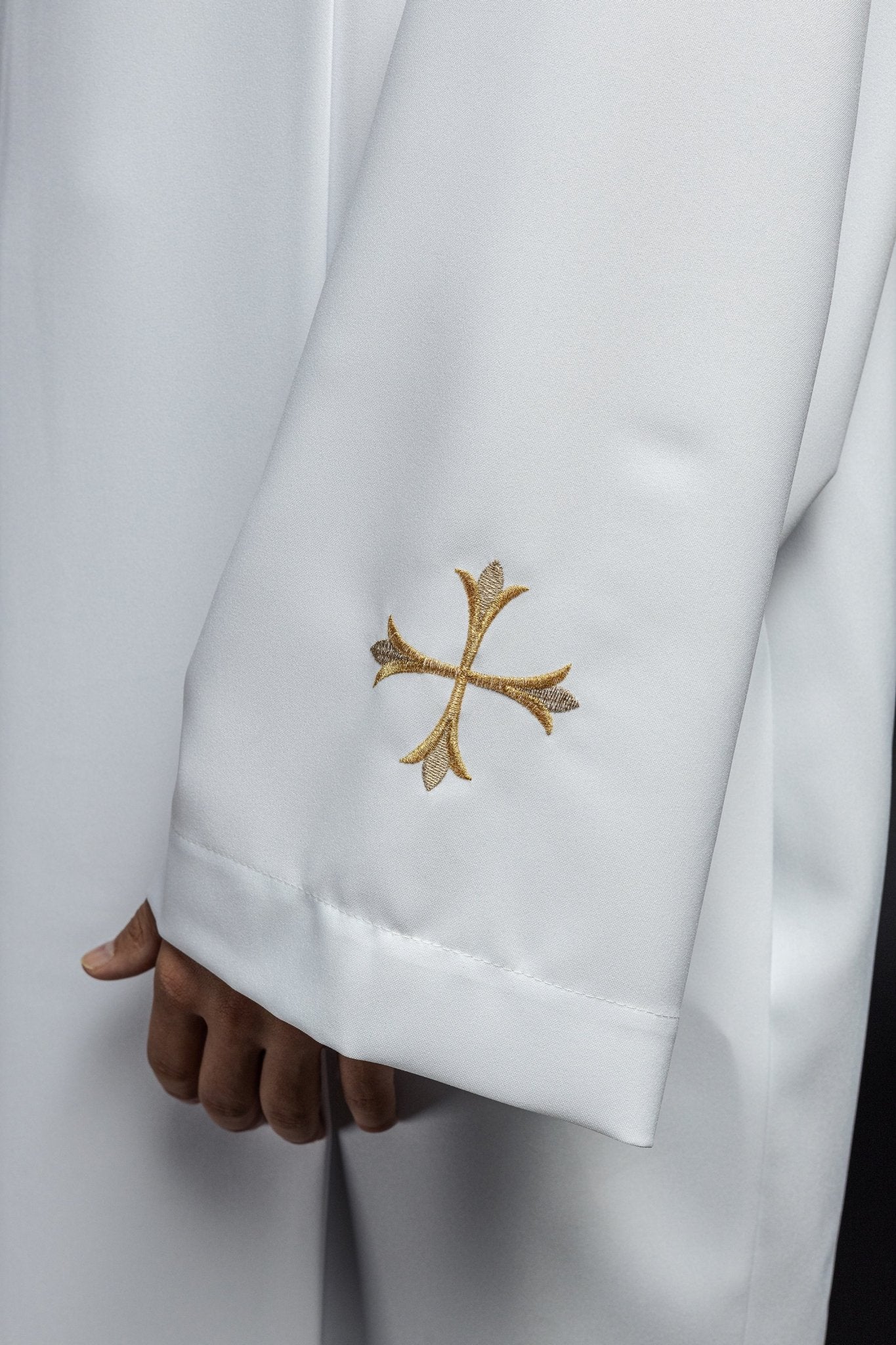 Alva sacerdotal branca lisa com gola alta e bordado de cruzes