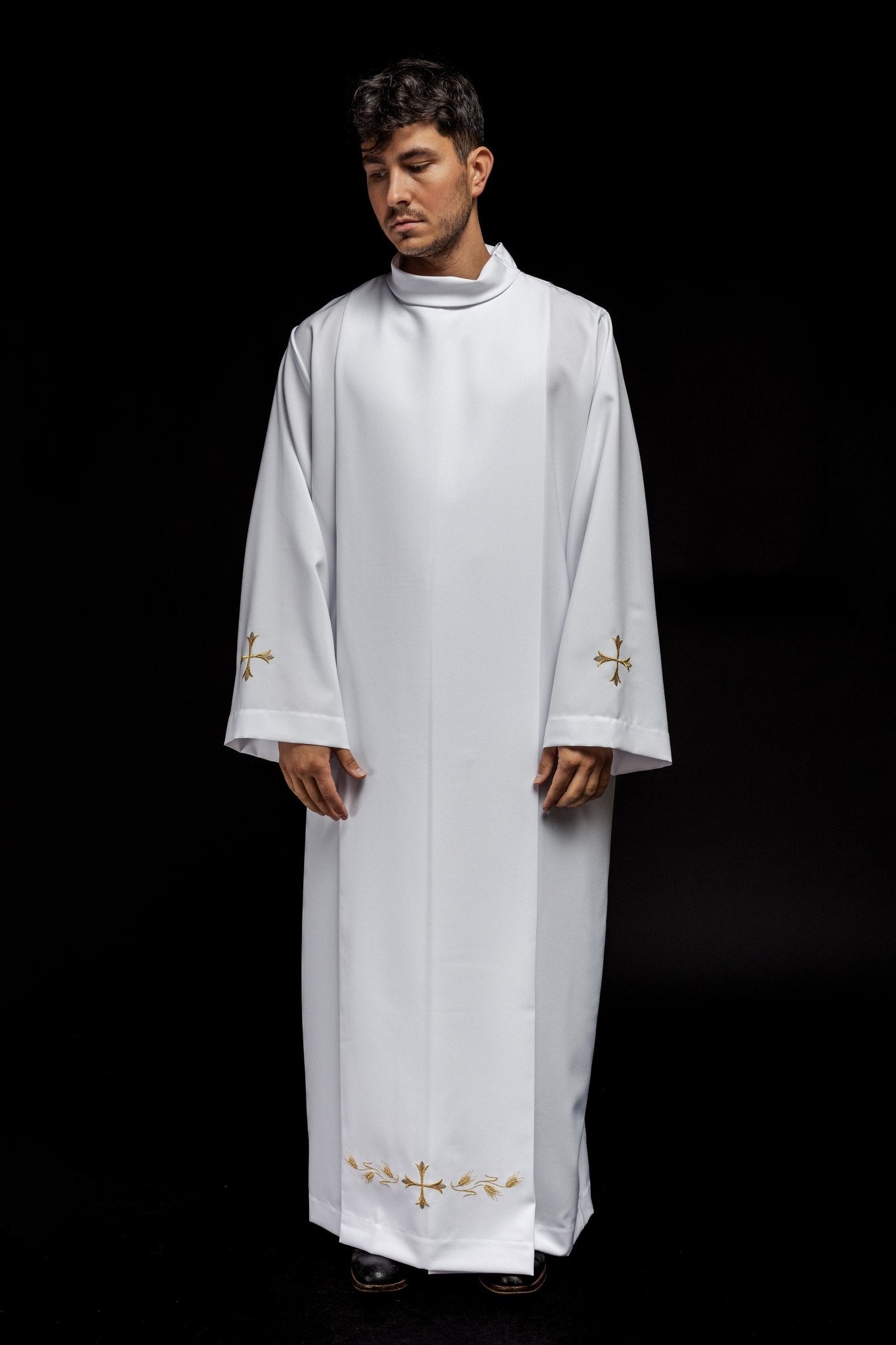 Alva sacerdotal branca lisa com gola alta e bordado de cruzes