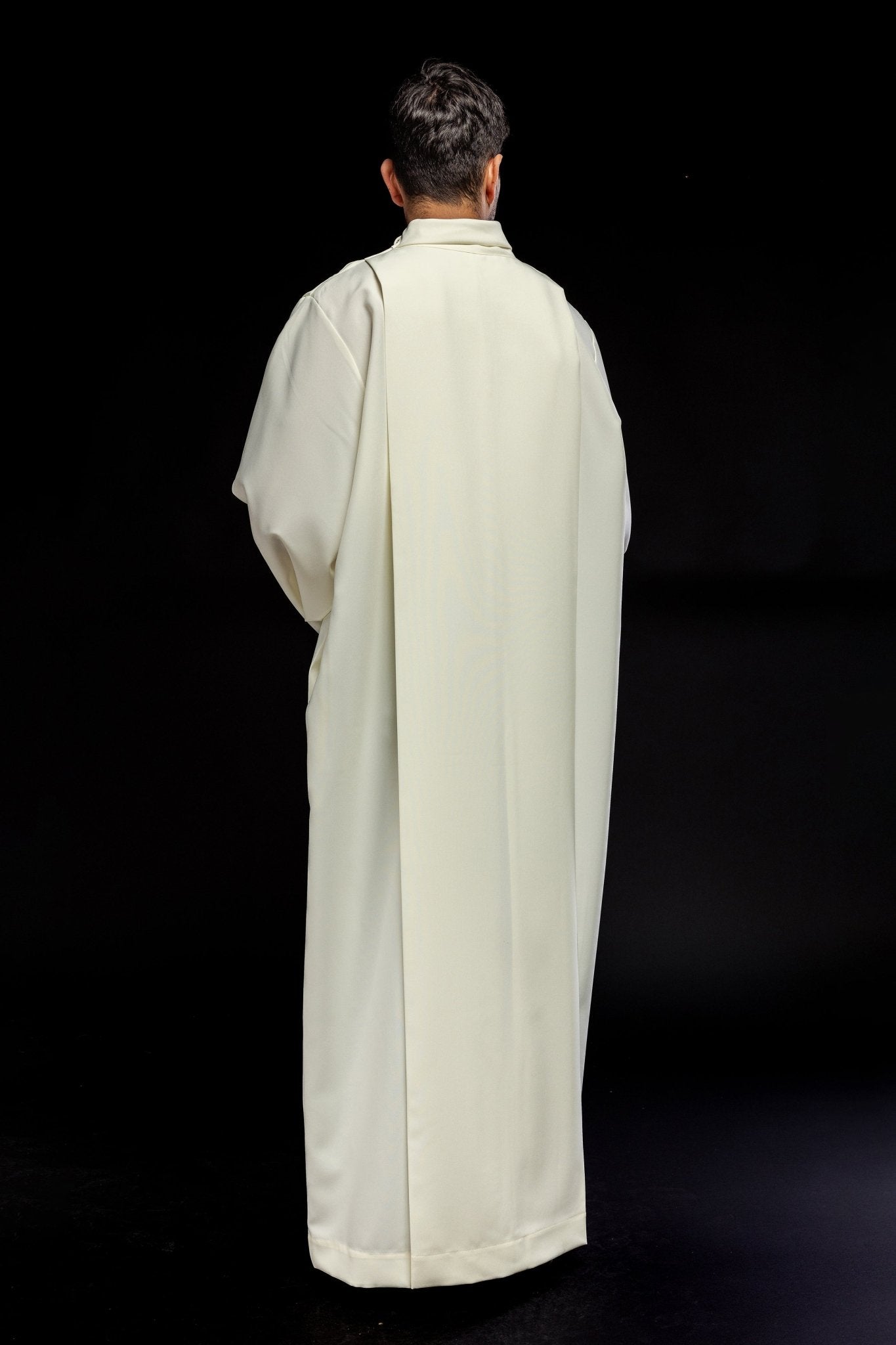 Alva sacerdotal lisa com gola alta creme