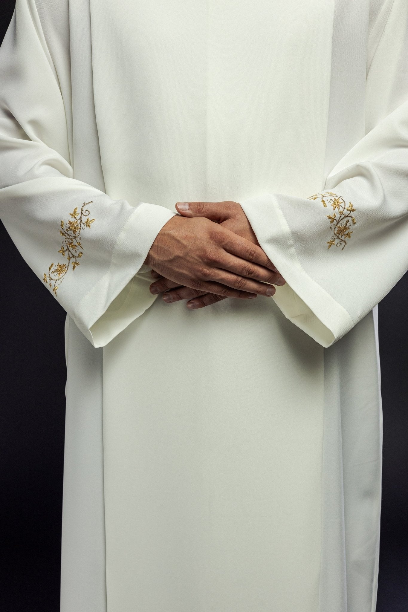 Alva sacerdotal bordada com gola alta creme