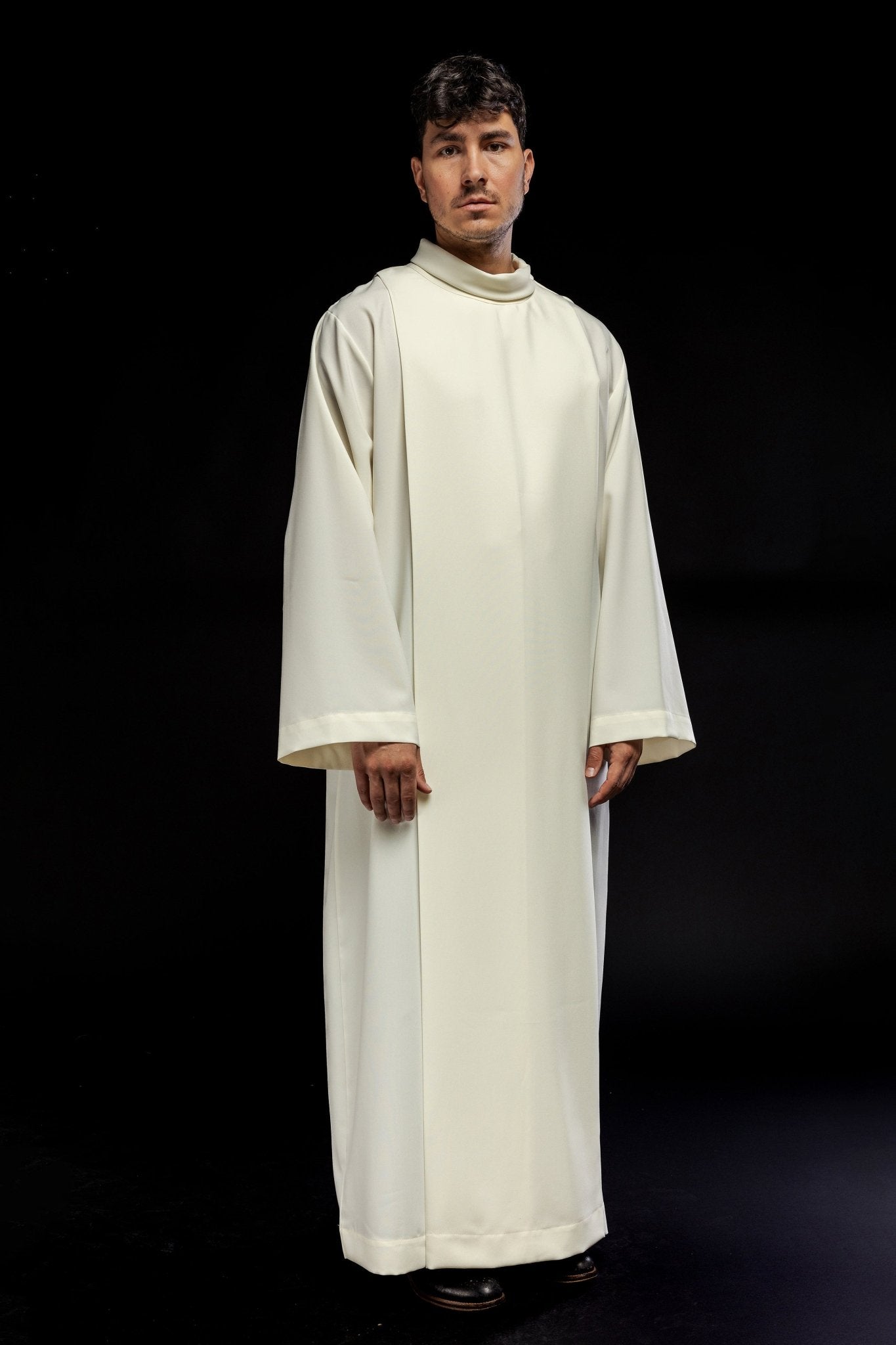 Alva sacerdotal lisa com gola alta creme