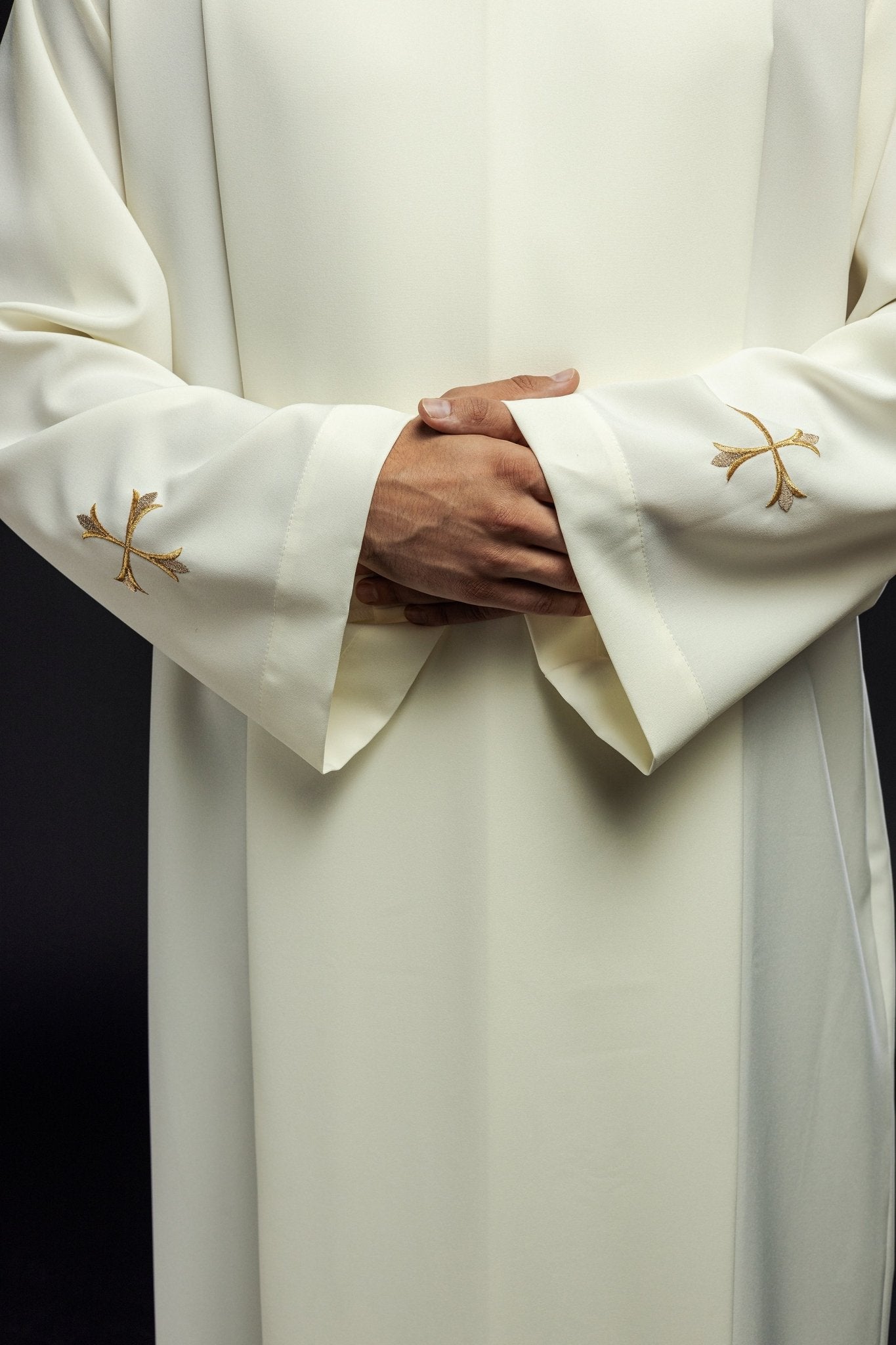 Alva sacerdotal lisa com gola alta e bordado de cruzes creme