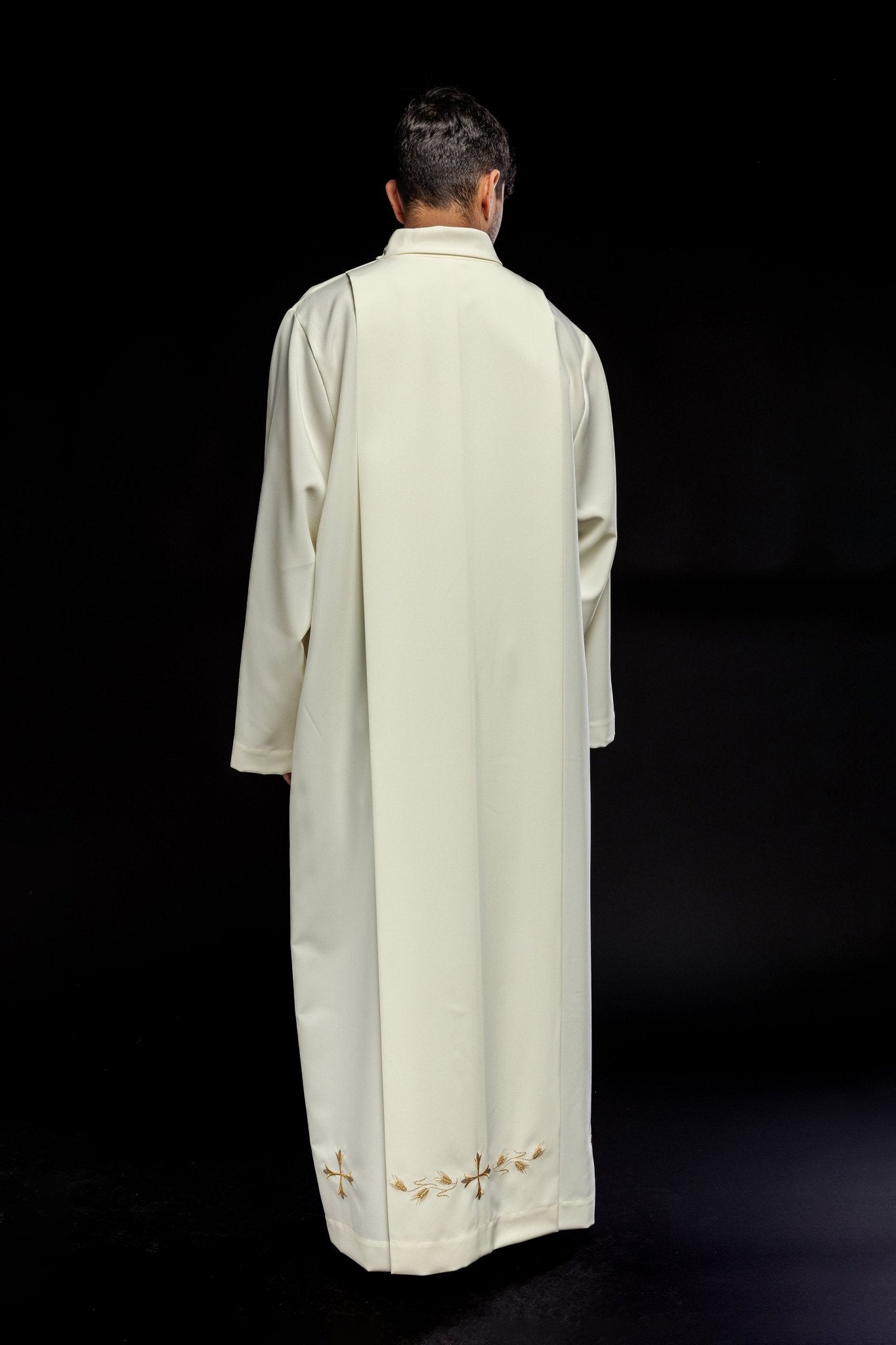 Alva sacerdotal lisa com gola alta e bordado de cruzes creme