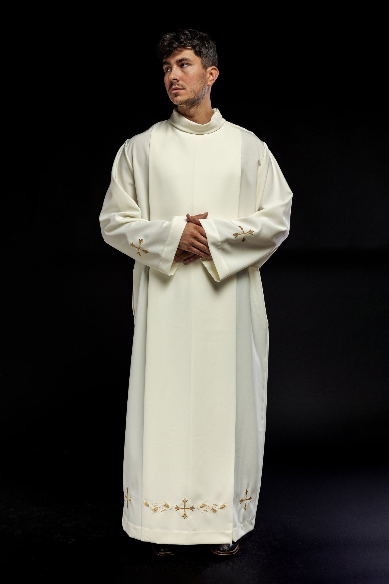 Alva sacerdotal lisa com gola alta e bordado de cruzes creme