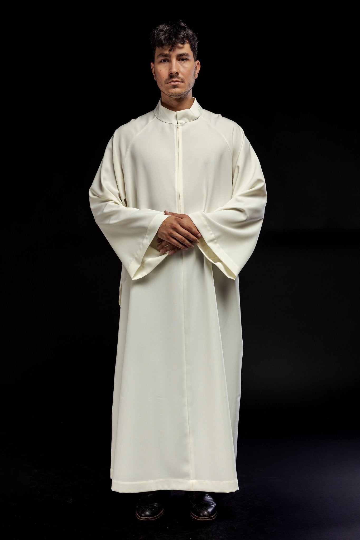 Alva sacerdotal com zíper frontal creme