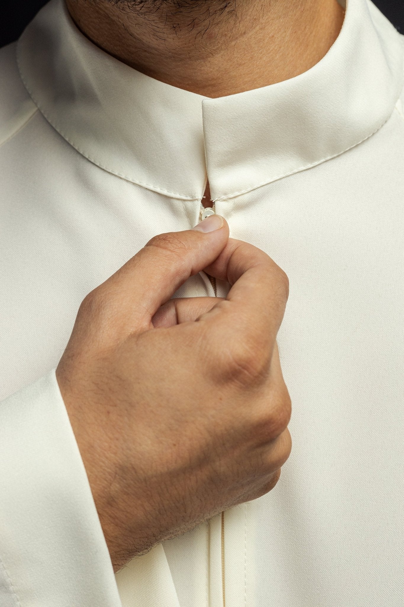 Alva sacerdotal com zíper frontal creme