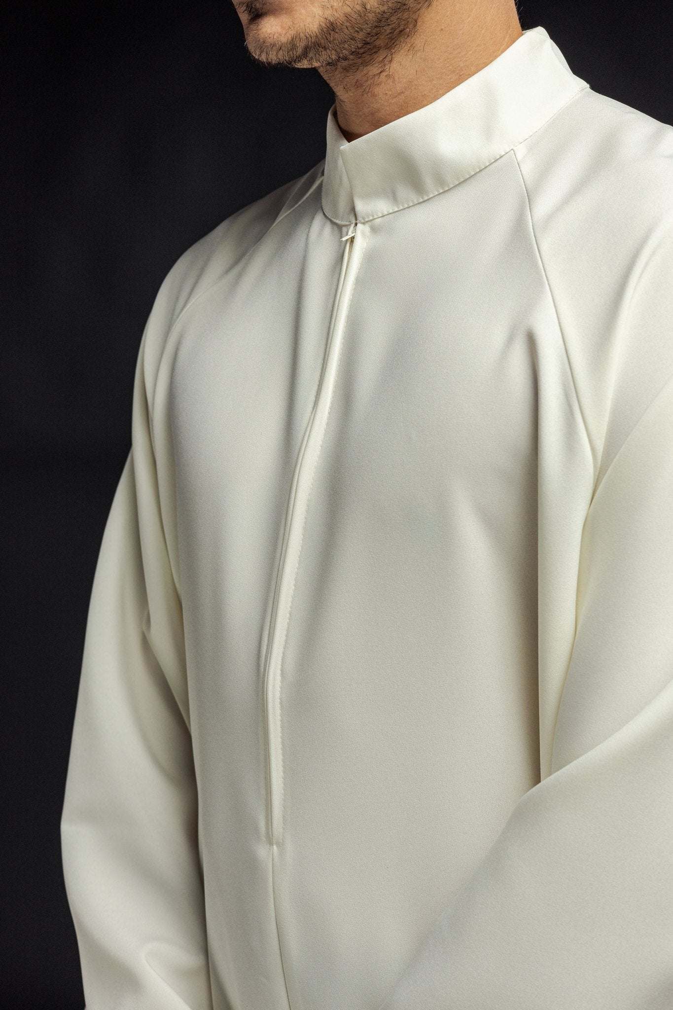 Alva sacerdotal com zíper frontal creme
