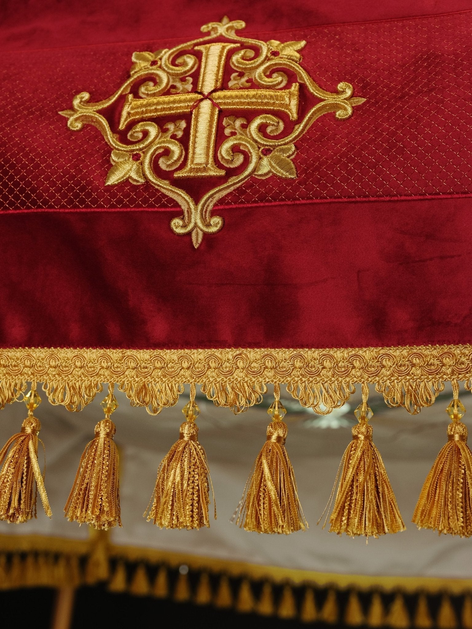 Pálio processional bordô com cruzes douradas 130 x 160 cm