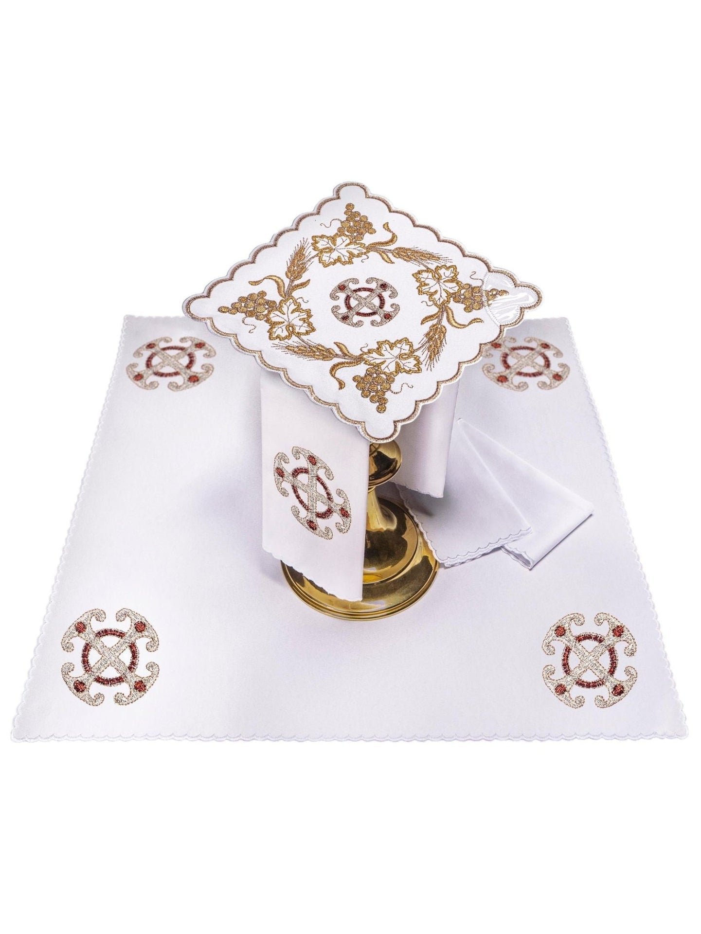 Conjunto de alfaias litúrgicas ricamente bordado