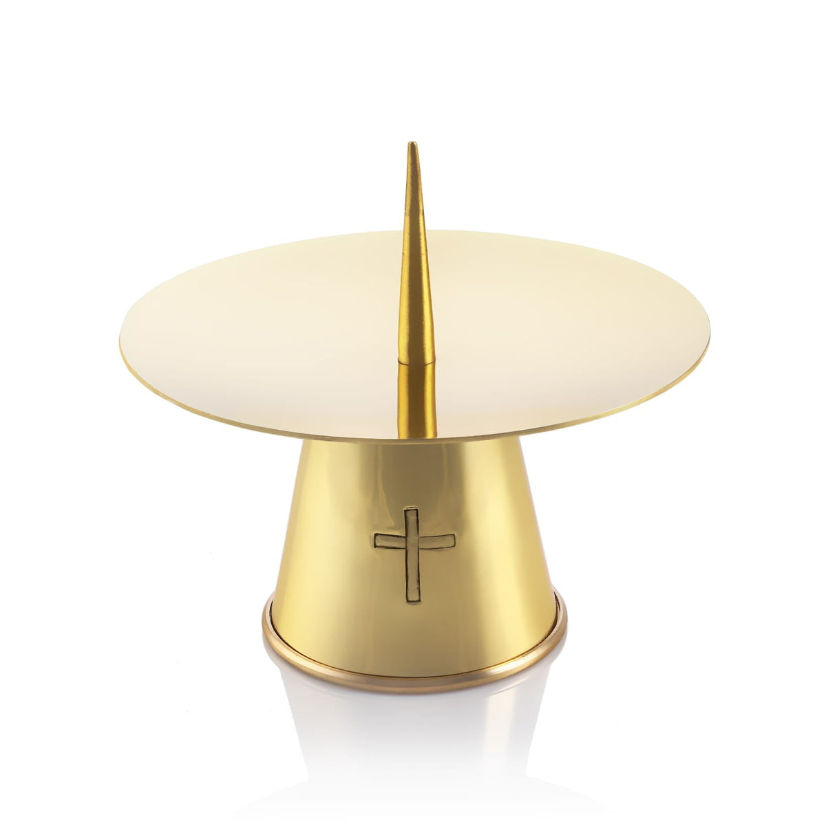 Castiçal de latão dourado, vista frontal, com base cônica, cruz gravada e suporte central para vela