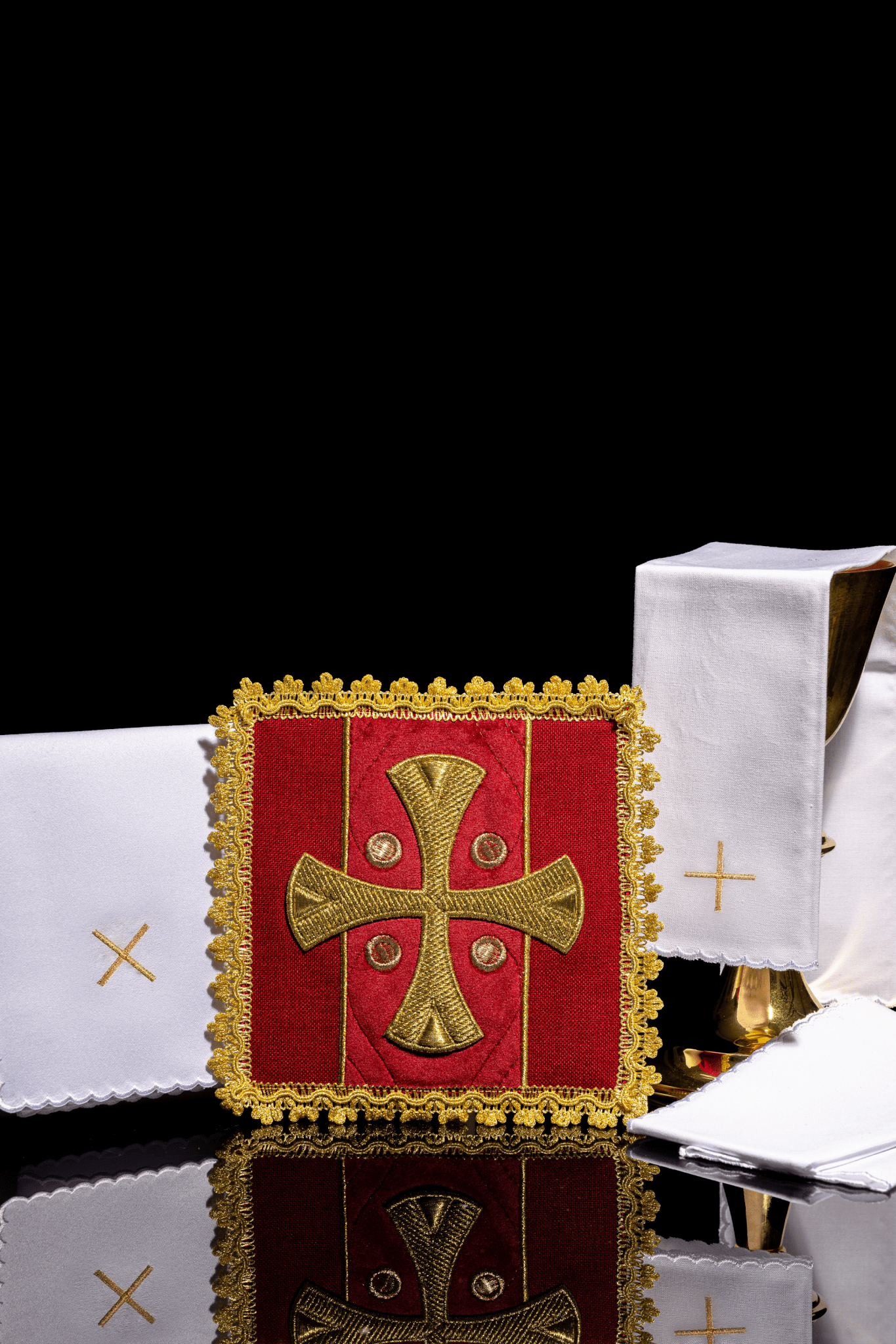 Conjunto de alfaias litúrgicas vermelho bordado em veludo com cruz dourada