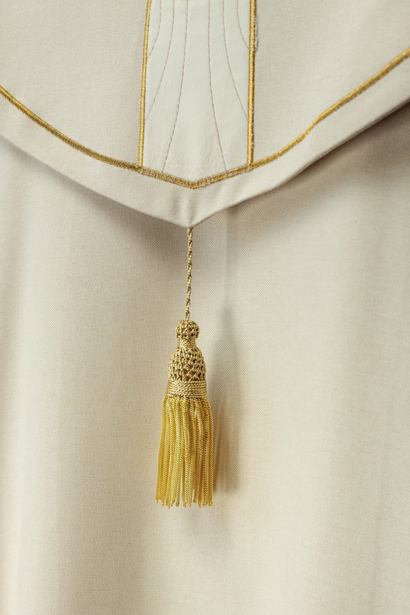 Capa de asperges com bordado de cruzes douradas e veludo creme