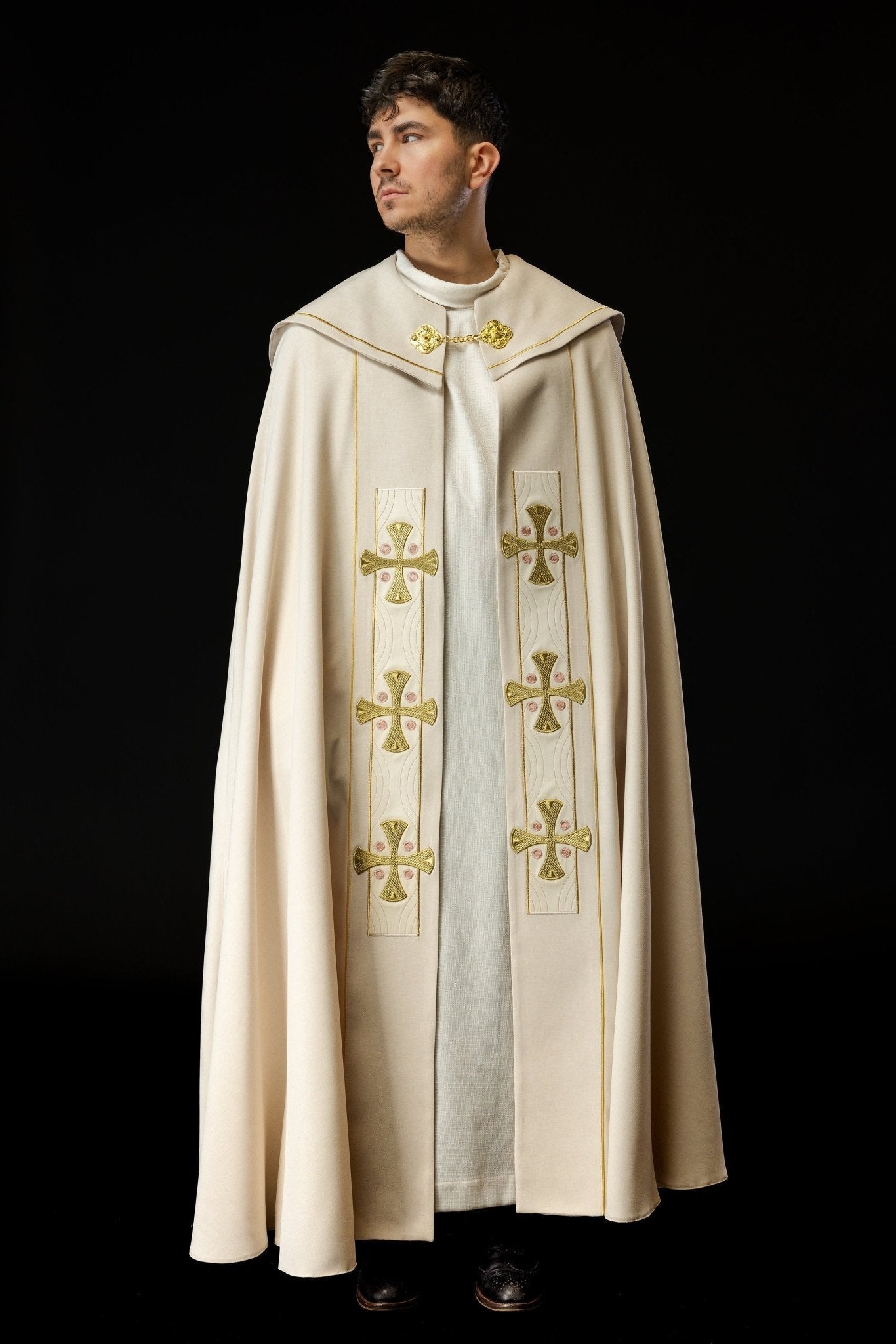 Capa de asperges com bordado de cruzes douradas e veludo creme