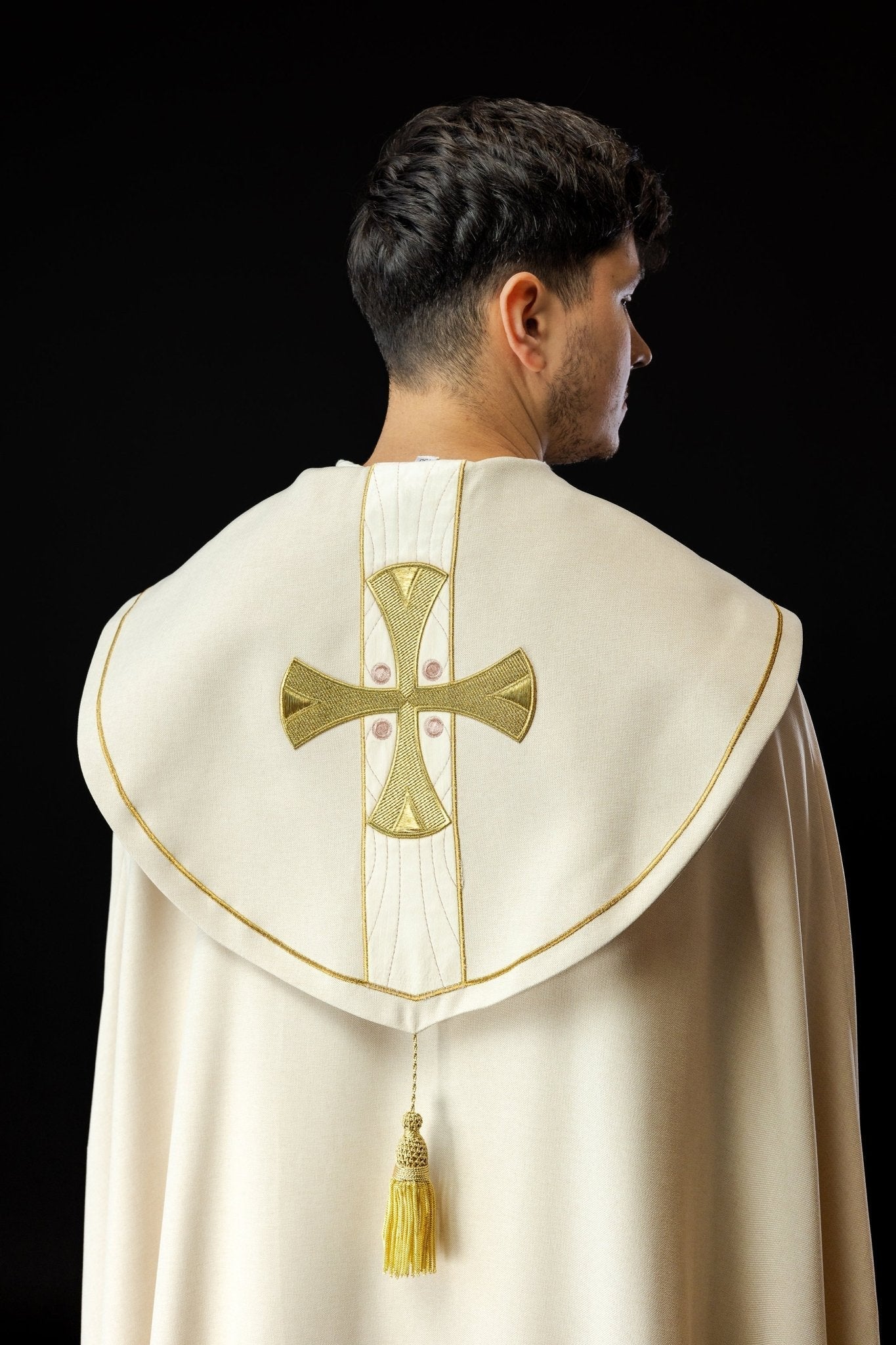 Capa de asperges com bordado de cruzes douradas e veludo creme