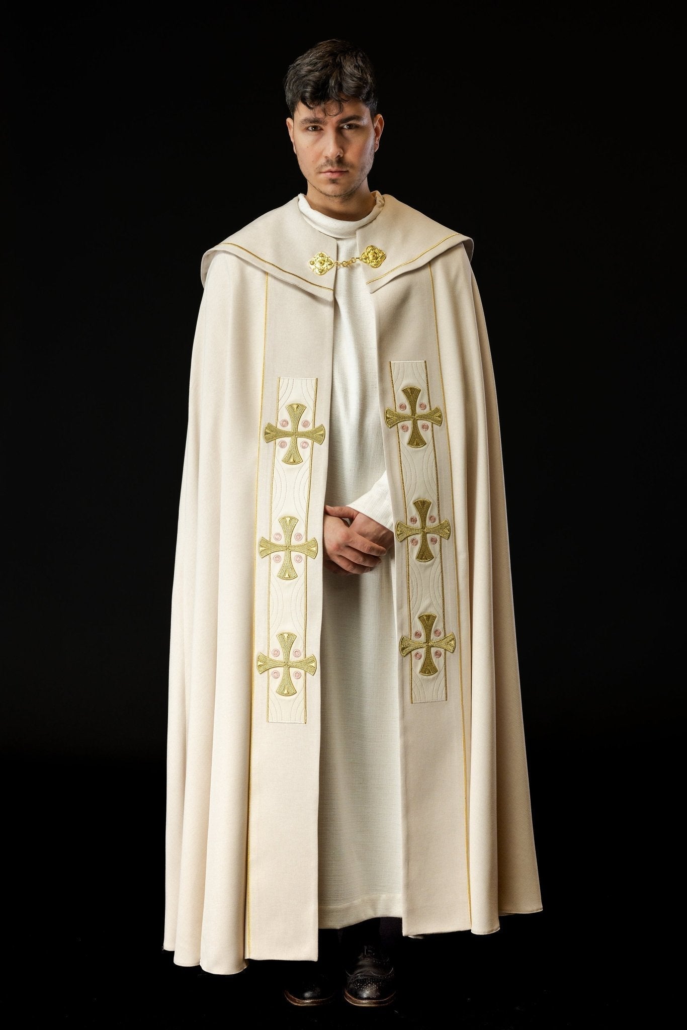 Capa de asperges com bordado de cruzes douradas e veludo creme