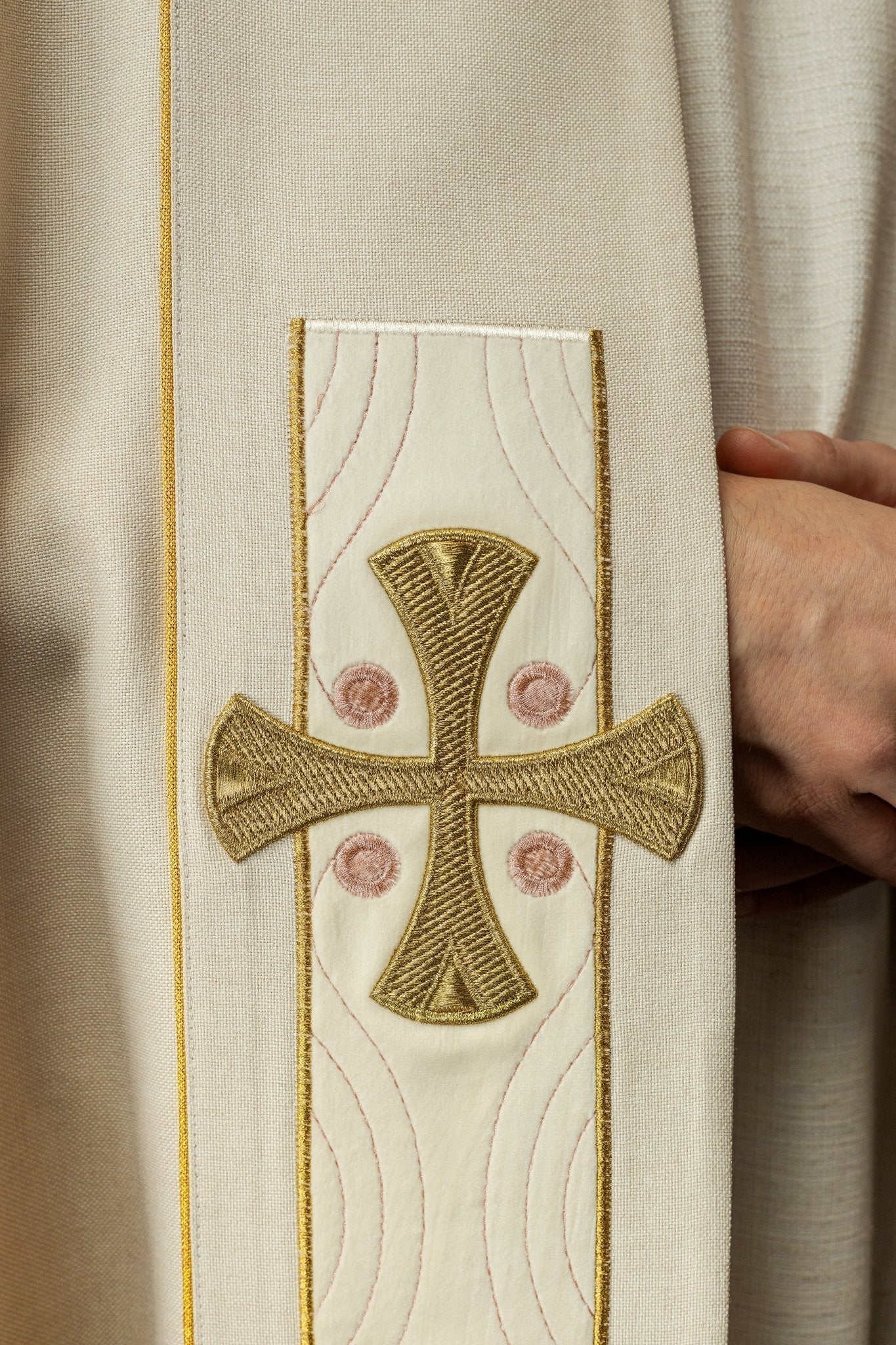 Capa de asperges com bordado de cruzes douradas e veludo creme