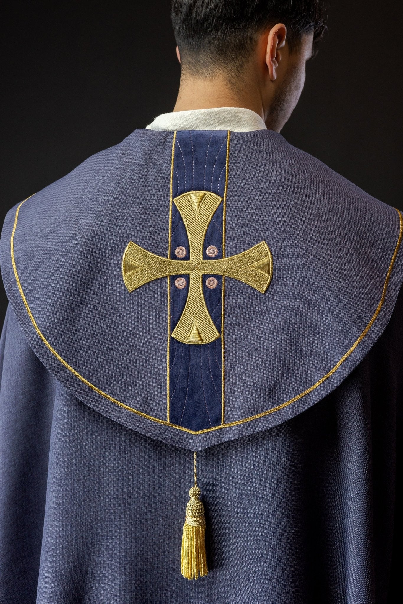 Capa de asperges com bordado de cruzes douradas e veludo roxo