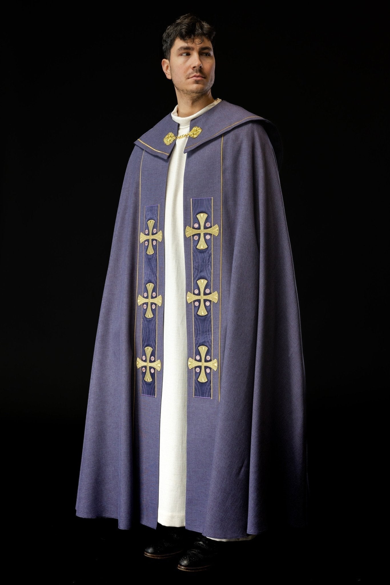 Capa de asperges com bordado de cruzes douradas e veludo roxo